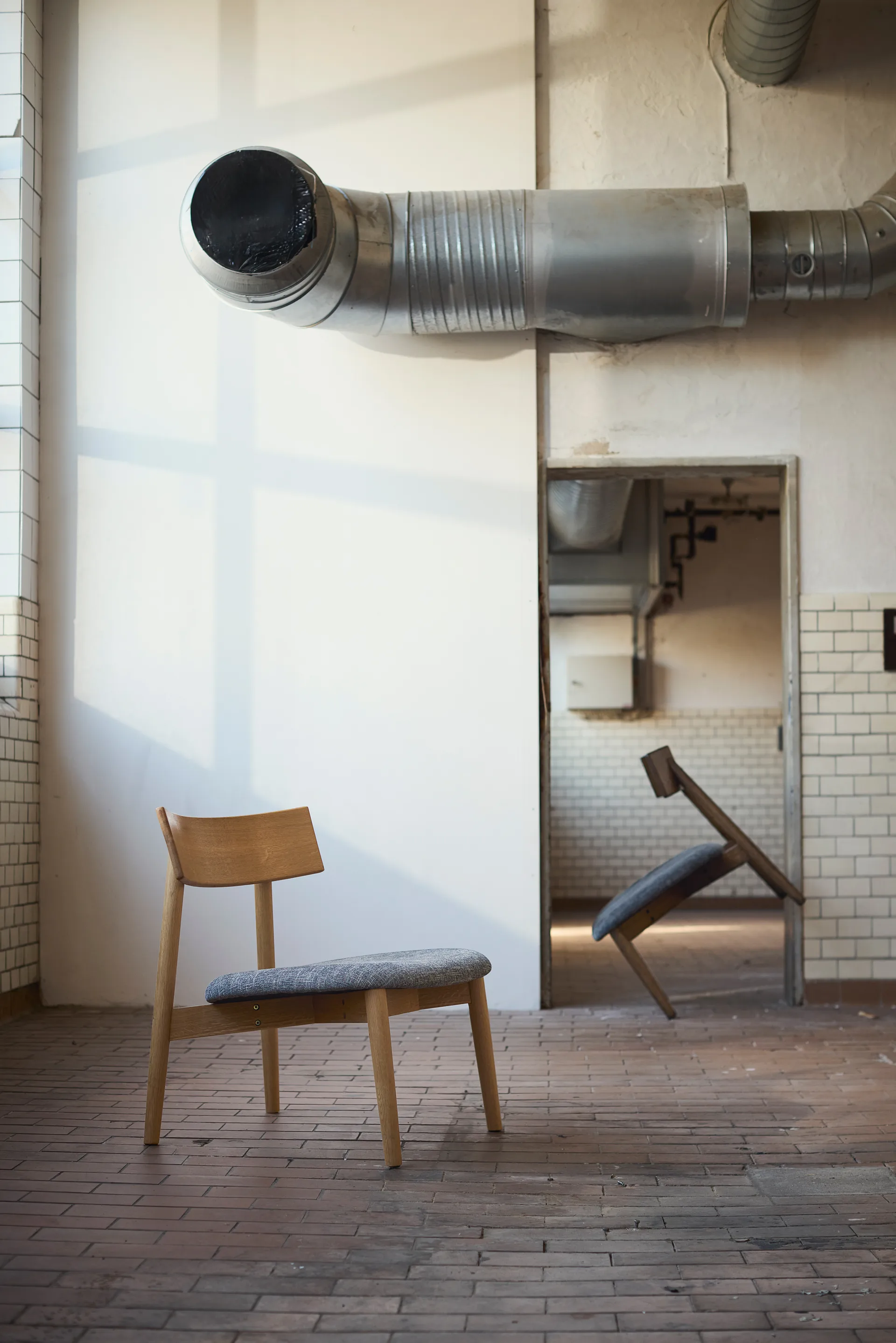 Tetra lounge chair, Tessuto color cemento–rovere oliato naturale MUUBS
