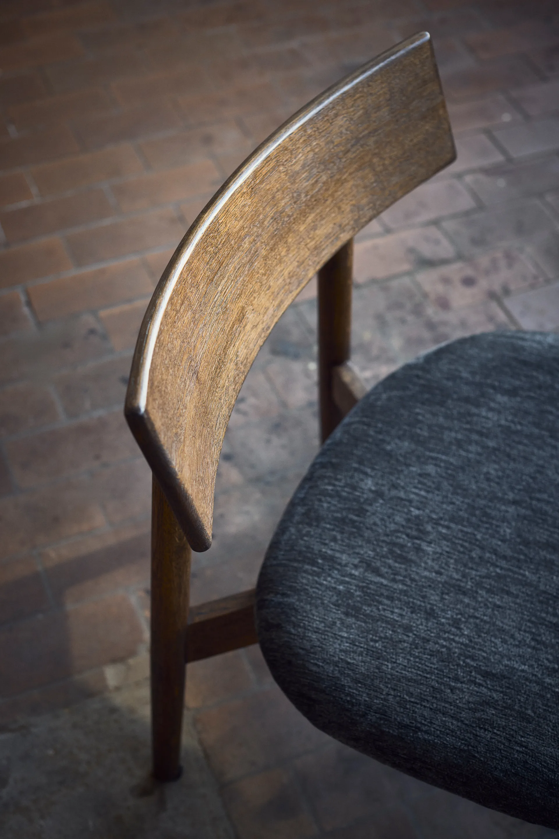 Tetra lounge chair, Tessuto color granito-rovere oliato scuro MUUBS