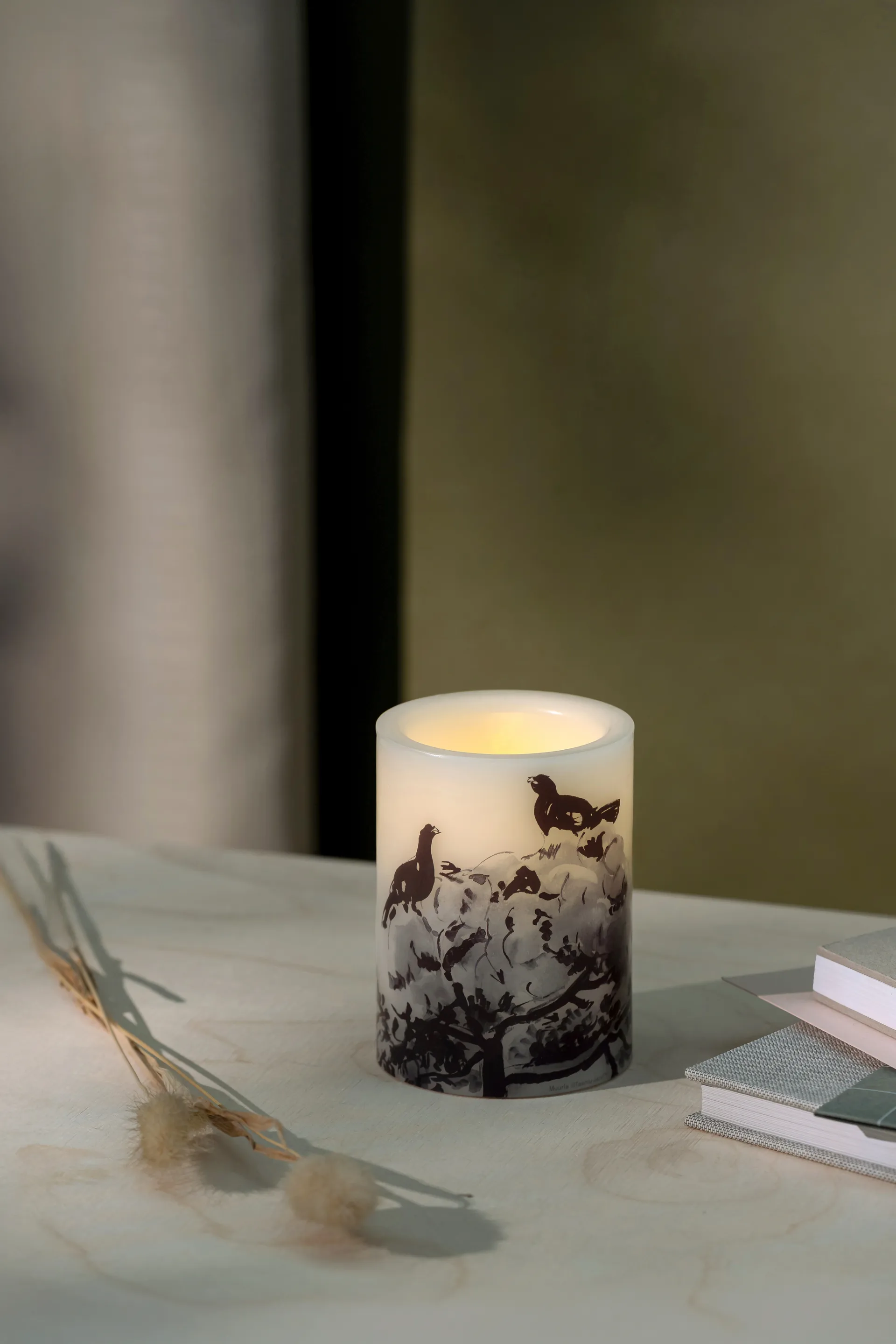 Candela LED Teemu Järvi x Muurla Ø7,5x10 cm, Winter Carpercaillie Muurla