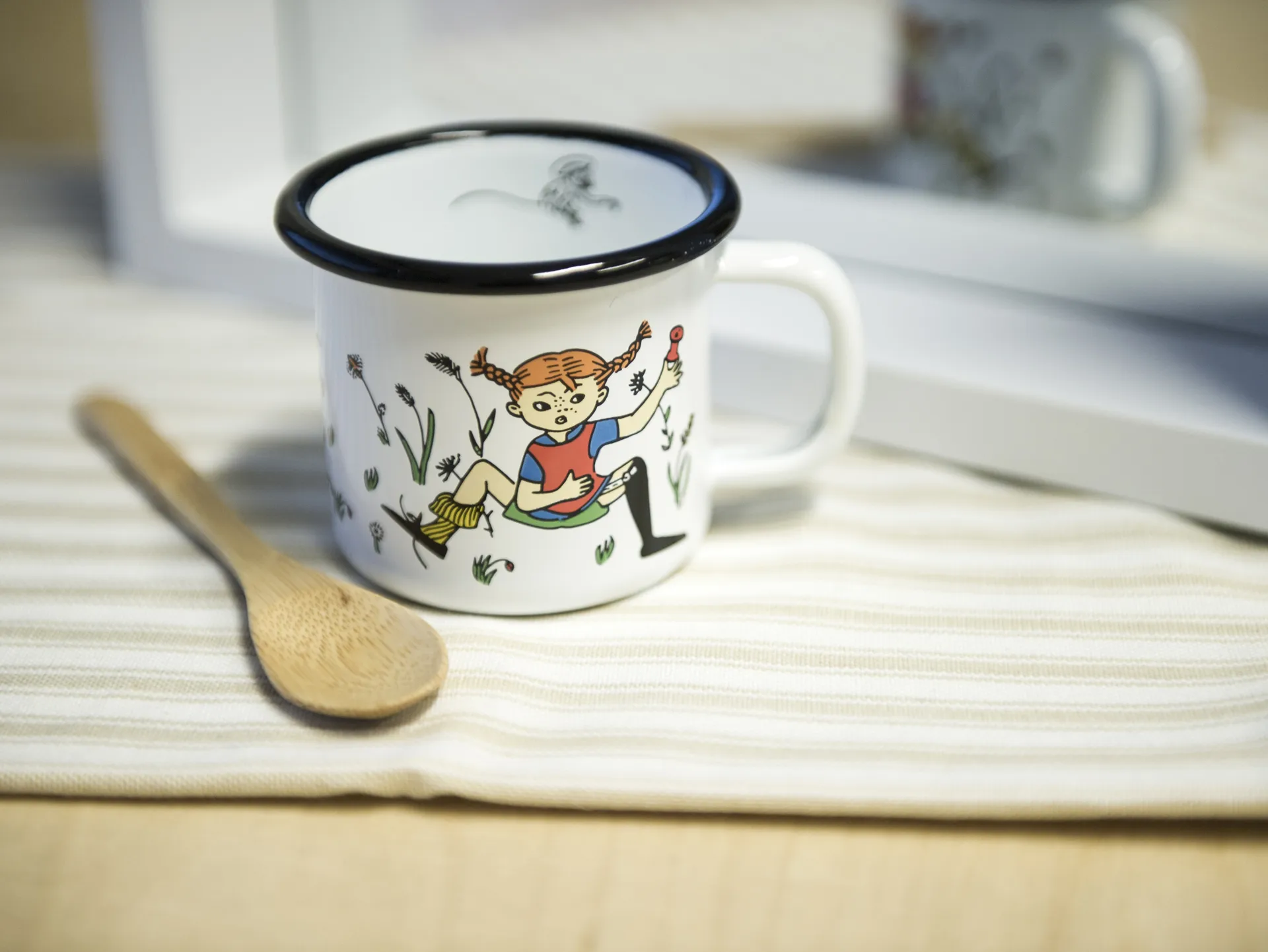 Tazza smaltata 1,5 dl Pippi e Signor Nilsson, Bianco Muurla