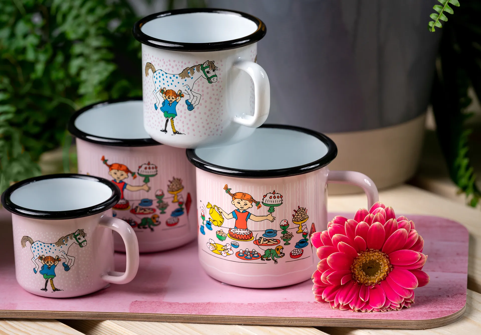 Tazza smaltata 3,7 dl "Il Compleanno di Pippi", Rosa Muurla