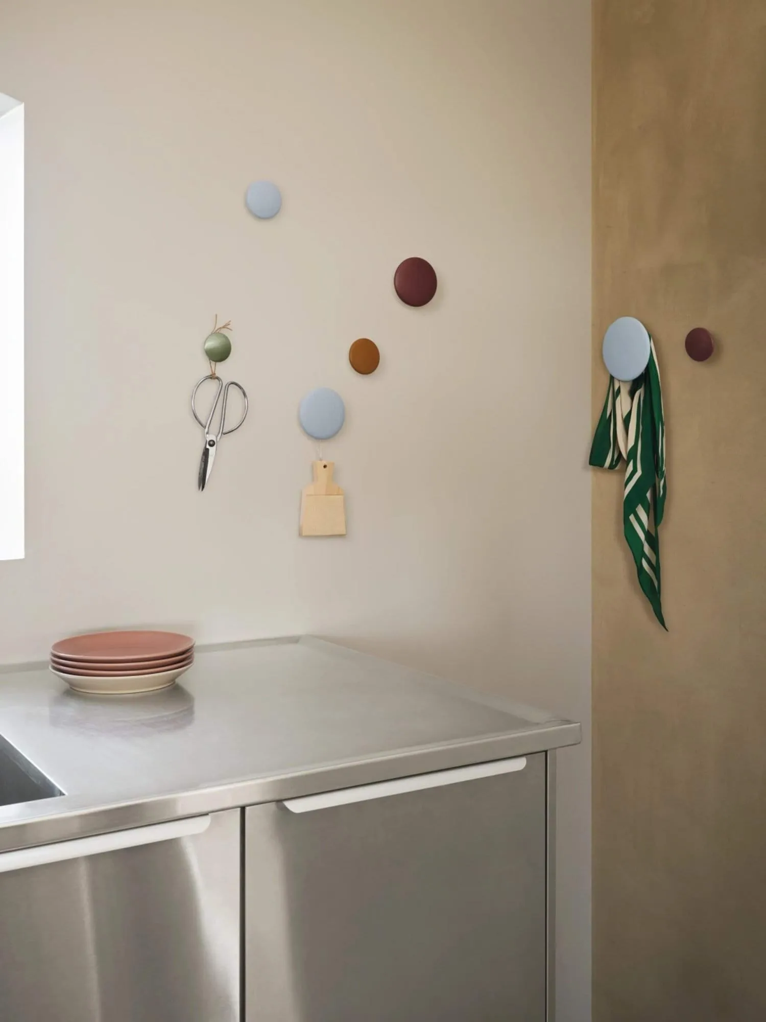 Appendiabiti The Dots, confezione da 5, frassino mordente nero Muuto