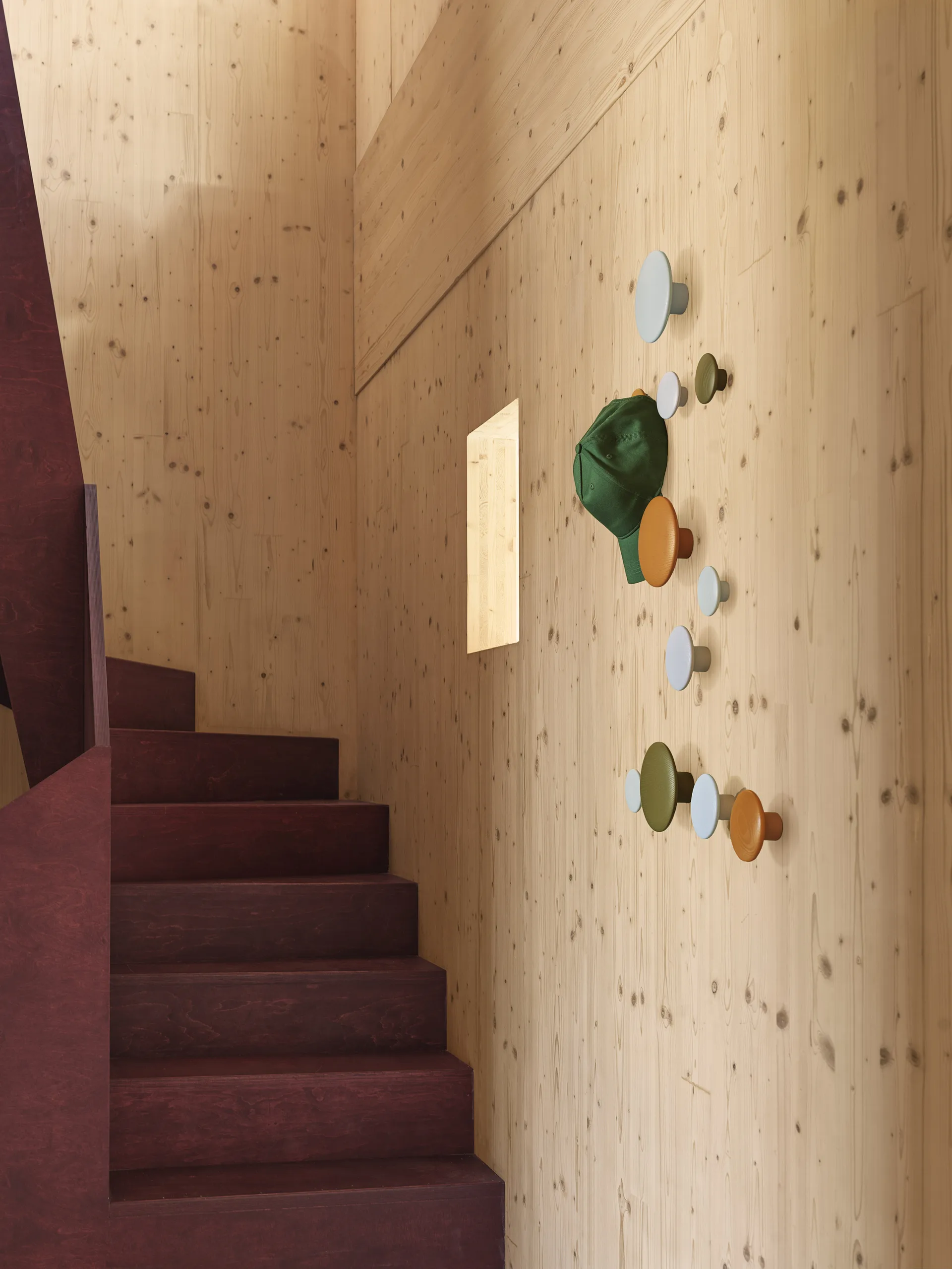 Attaccapanni The Dots verde, marrone, Ø 17 cm Muuto