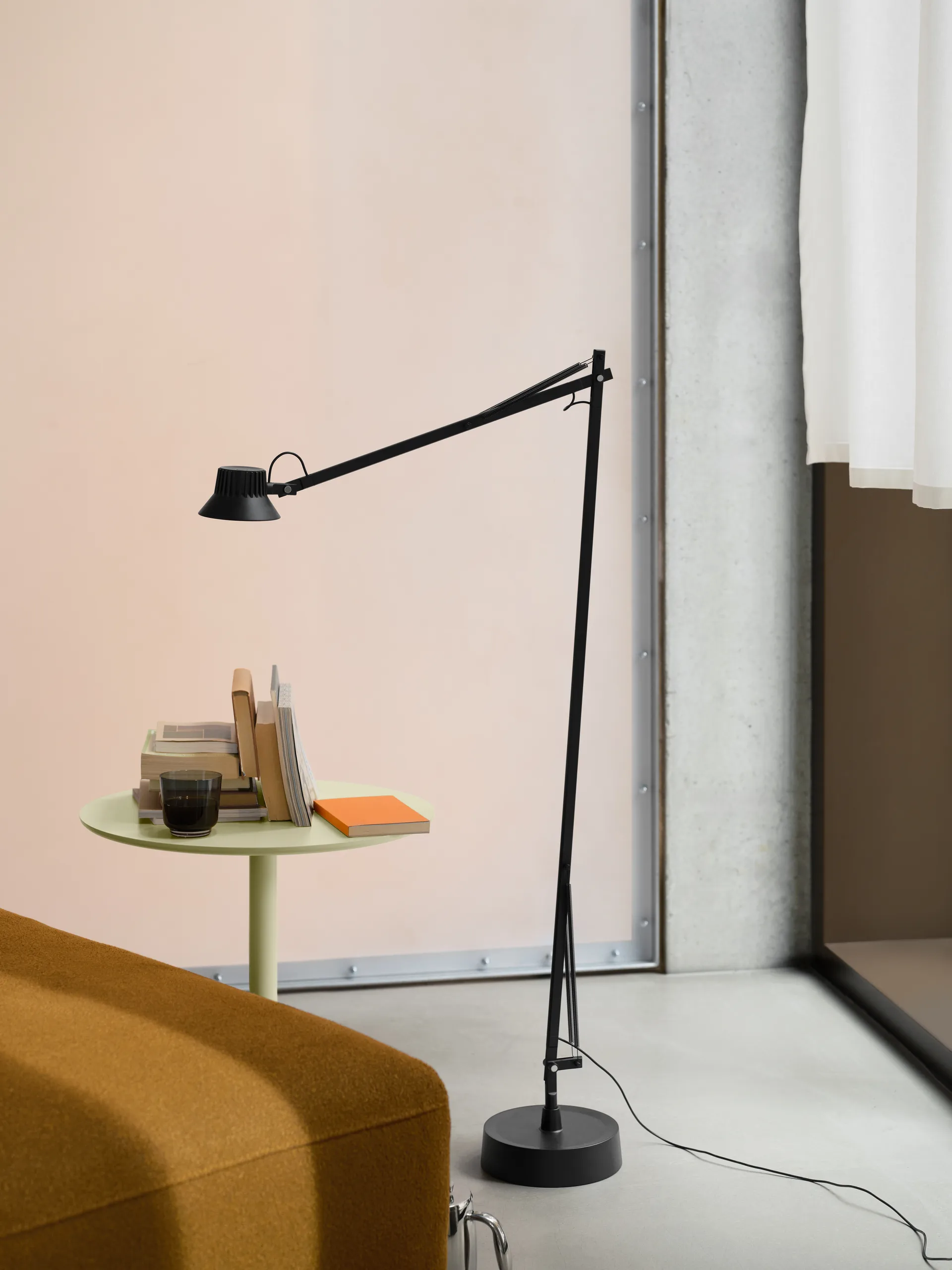 Dedicate lampada da pavimento, Nero, 112 cm Muuto