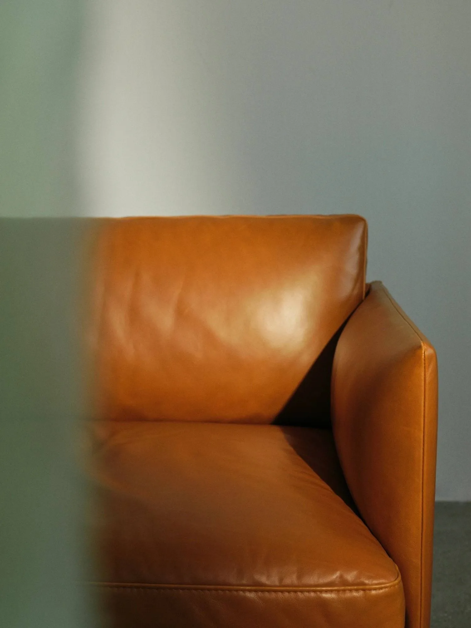 Divano a 3 posti con schizzo, Gamba cognac-nero Muuto