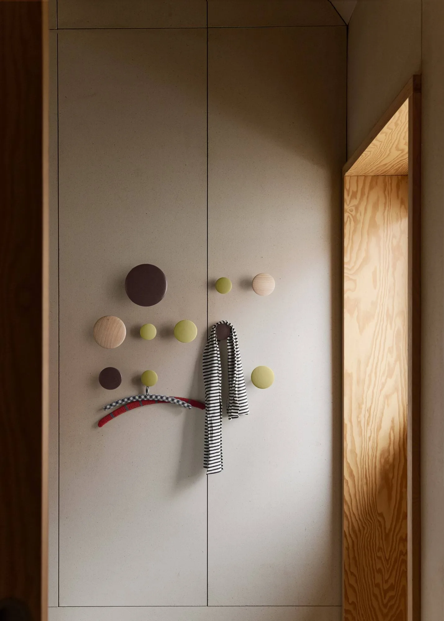 Dots Wood appendiabiti, Light olive, Ø6,5 cm Muuto