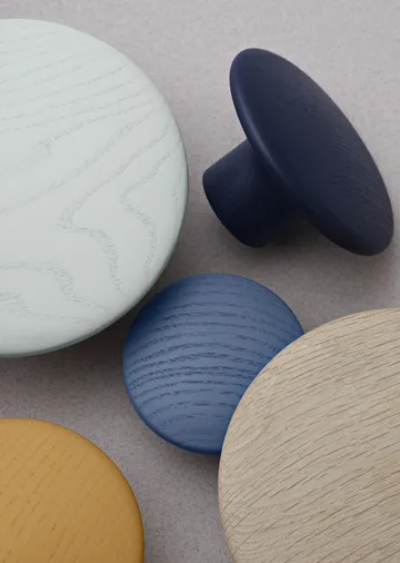 Gancio da parete Dots wood sage green in legno - Ø6,5 cm - Muuto