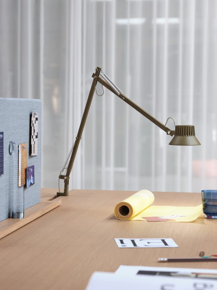 Lampada da tavolo con morsetto Dedicate L2 , Brown Green Muuto