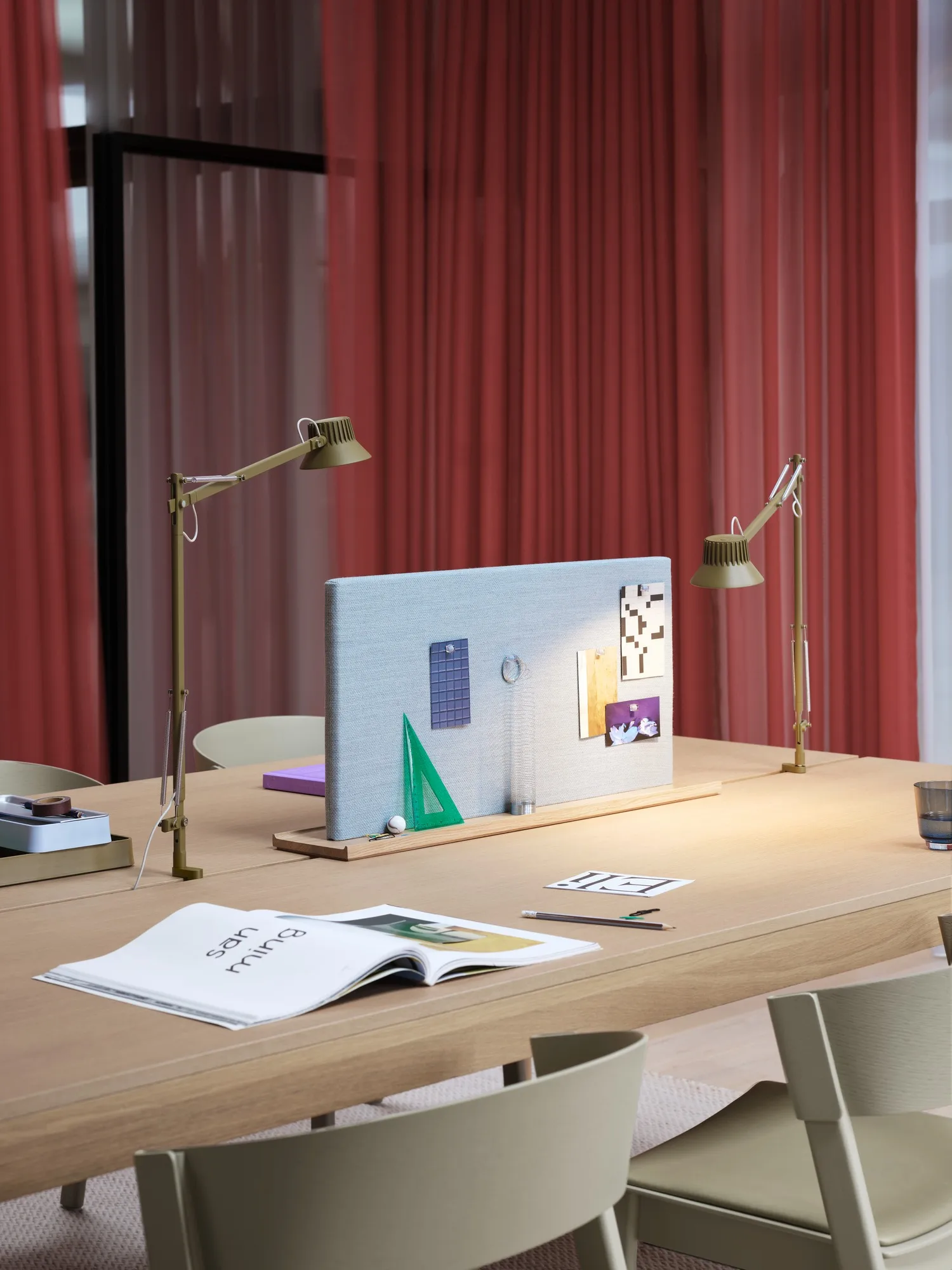 Lampada da tavolo con morsetto Dedicate L2 , Brown Green Muuto