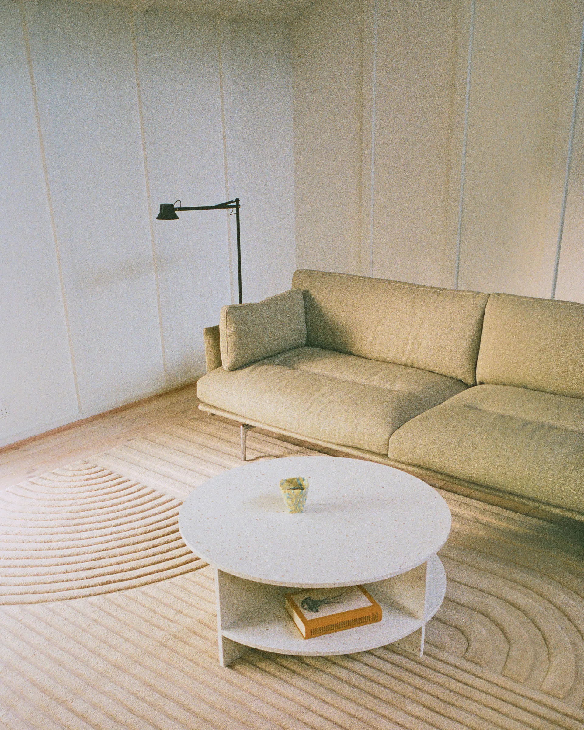 Outline Soft divano, Clay 15-gambe in alluminio, 3 posti Muuto