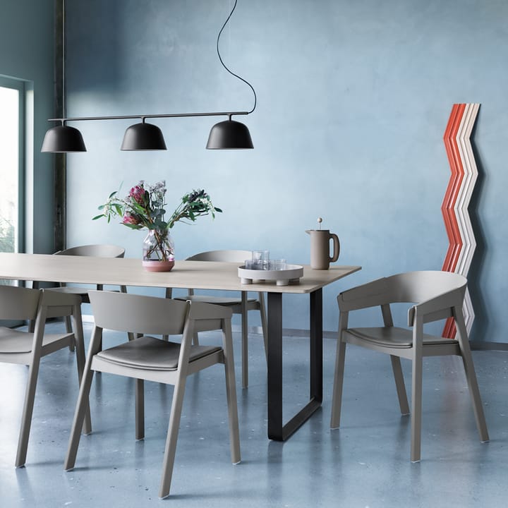 Poltrona Cover con seduta imbottita, Pelle nera lavorata con metodo Refine, nero Muuto