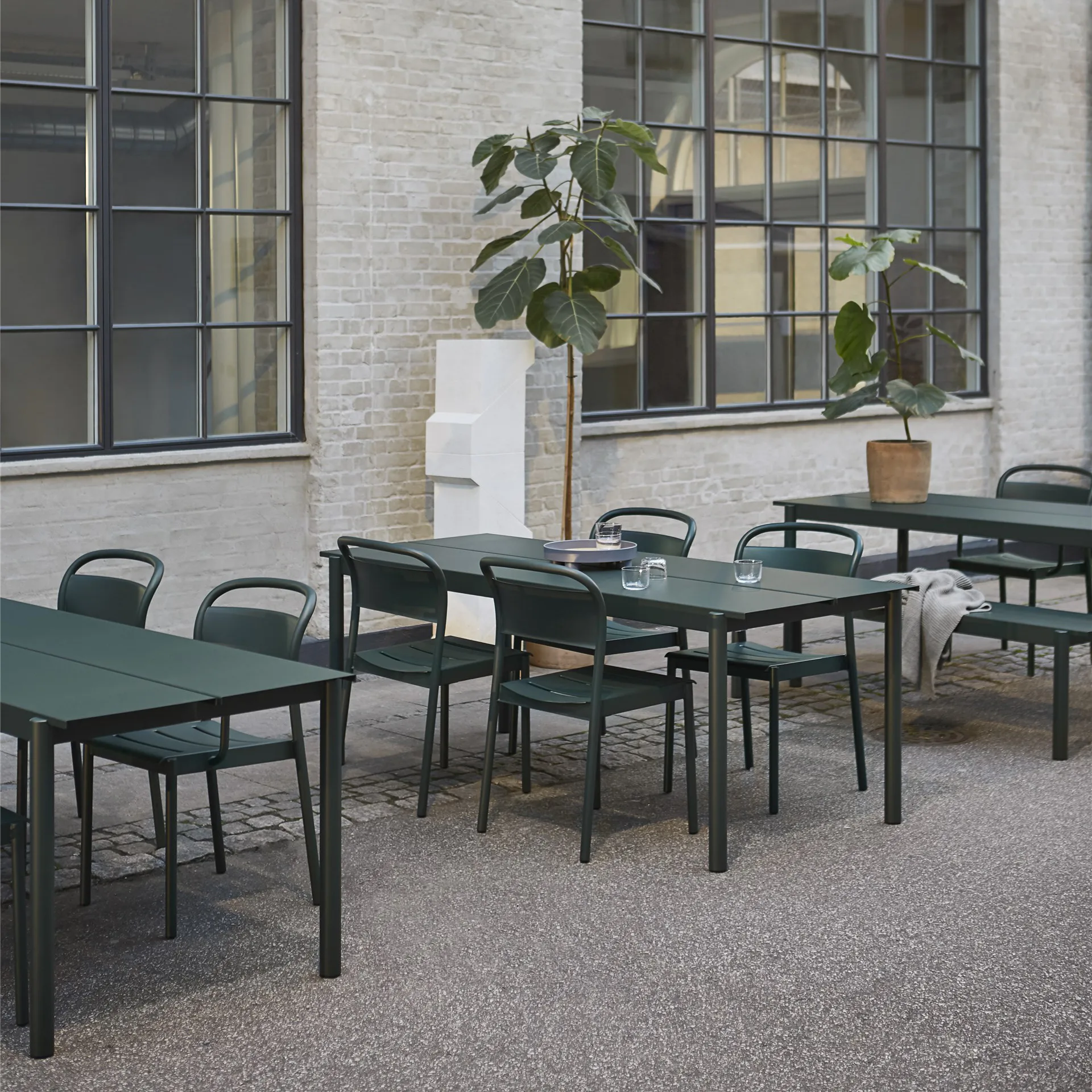 Poltroncina con braccioli Linear Steel, Dark green Muuto