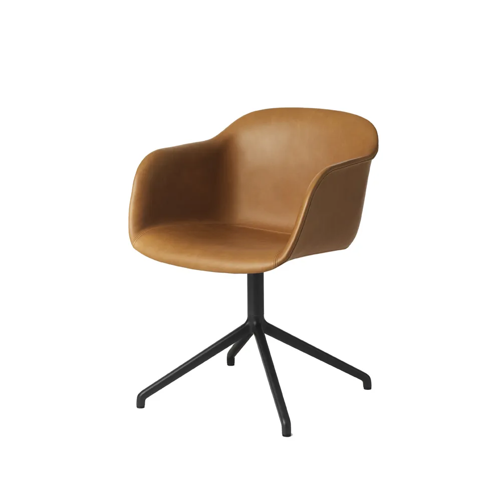 Sedia con braccioli tube base Fiber, Pelle cognac lavorata con metodo Refine, nero Muuto