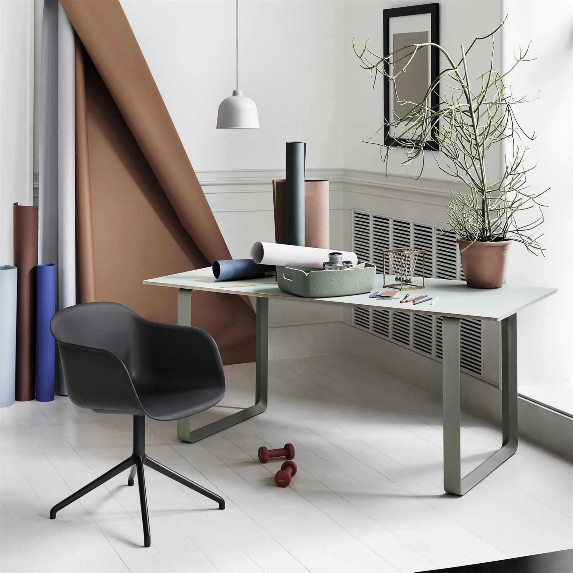 Sedia da ufficio con braccioli e base girevole Fiber, Antracite nero (plastica) Muuto