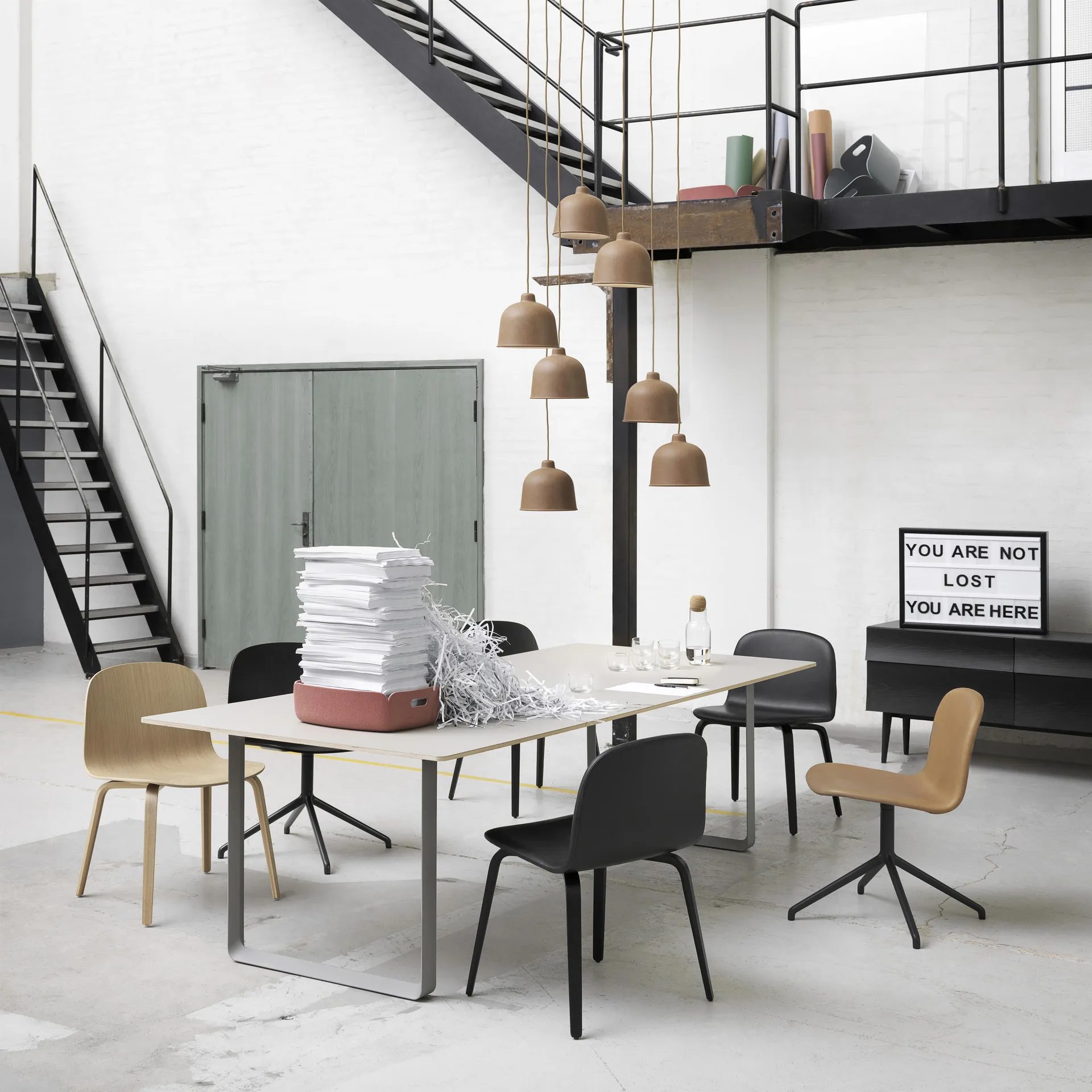 Sedia Visu con base in legno, Black Muuto