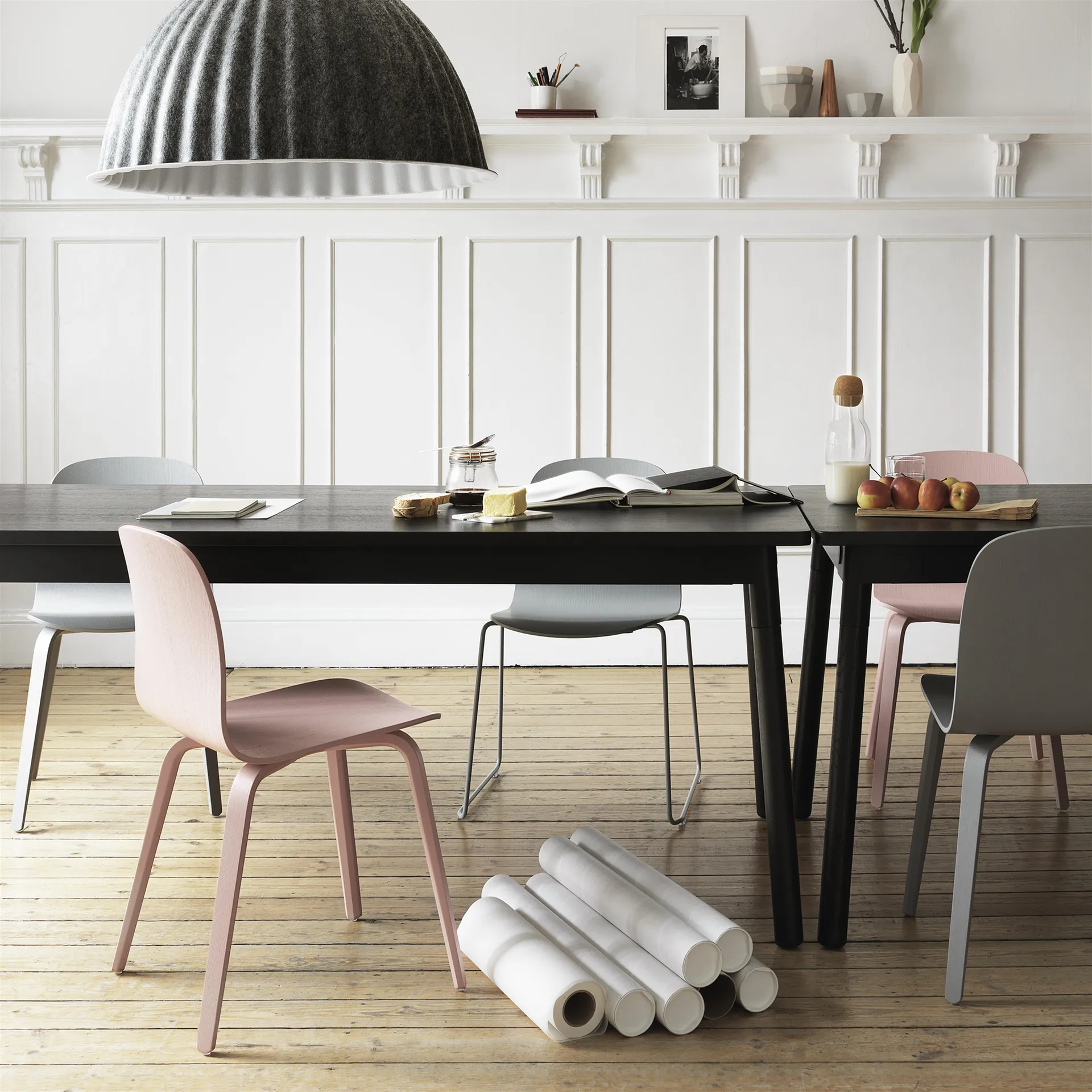 Sedia Visu con base in legno, Grigio Muuto