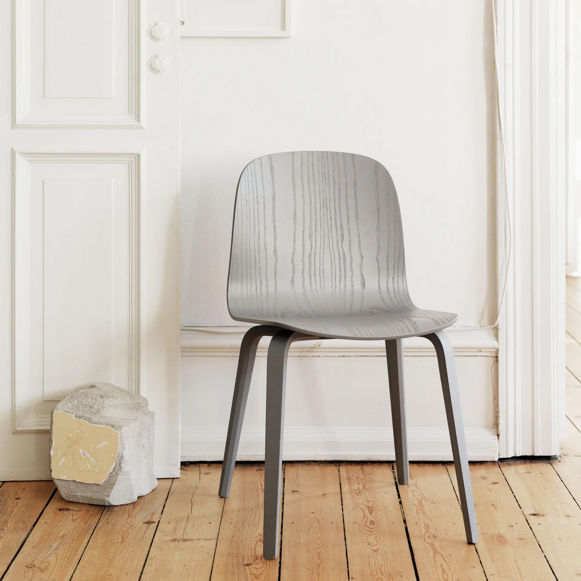 Sedia Visu con base in legno, Grigio Muuto