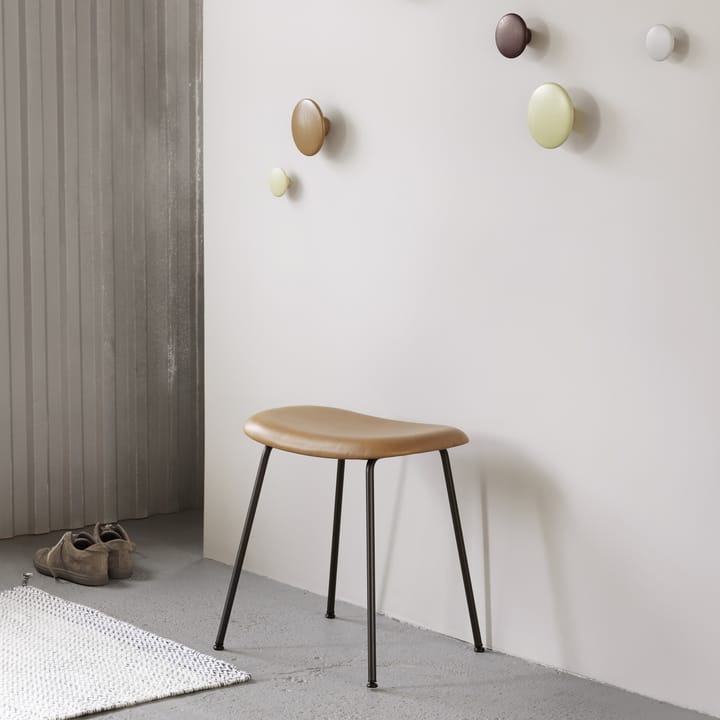 Sgabello Fiber - pelle cognac, gambe in rovere - Muuto