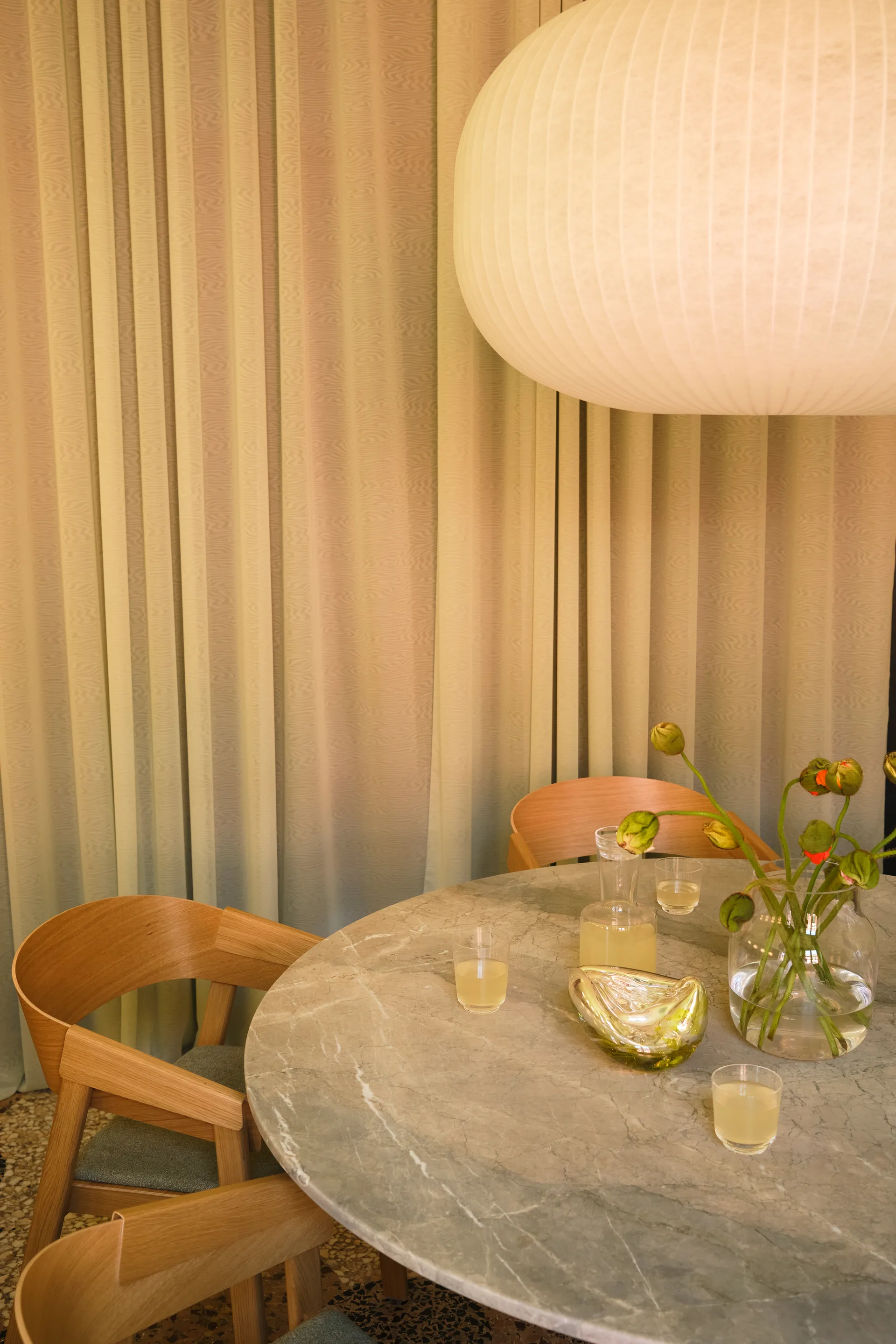 Tavolo con colonna Midst Ø140 cm, Marmo grigio – grigio Muuto