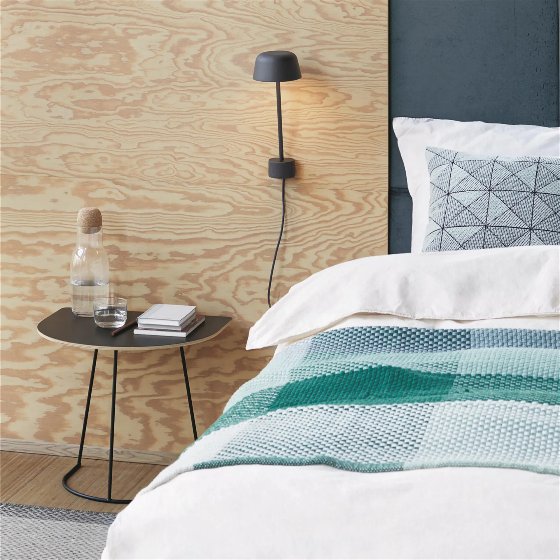 Tavolo da divano di mezza dimensione Airy, Nero Muuto