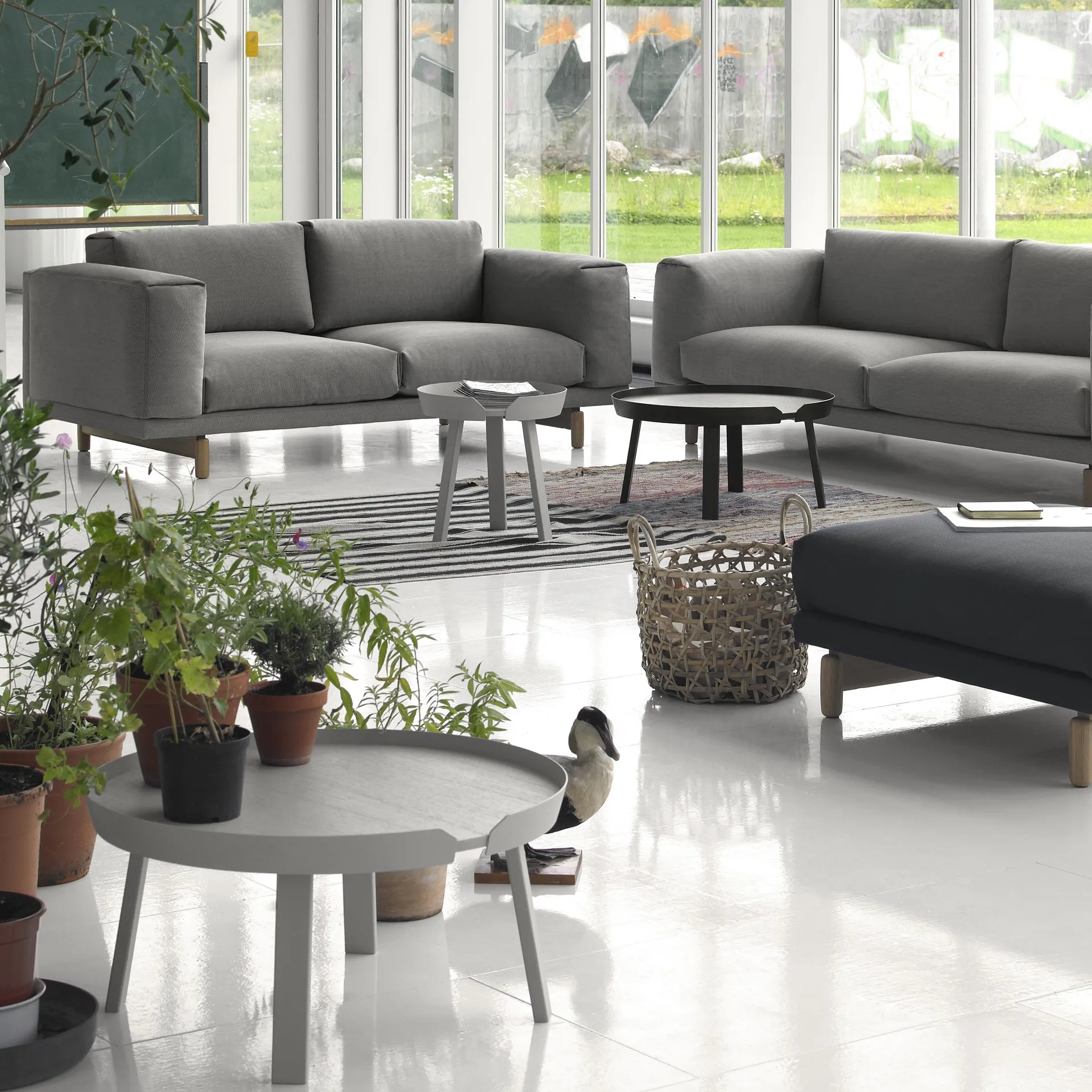 Tavolo grande Around, Black Muuto