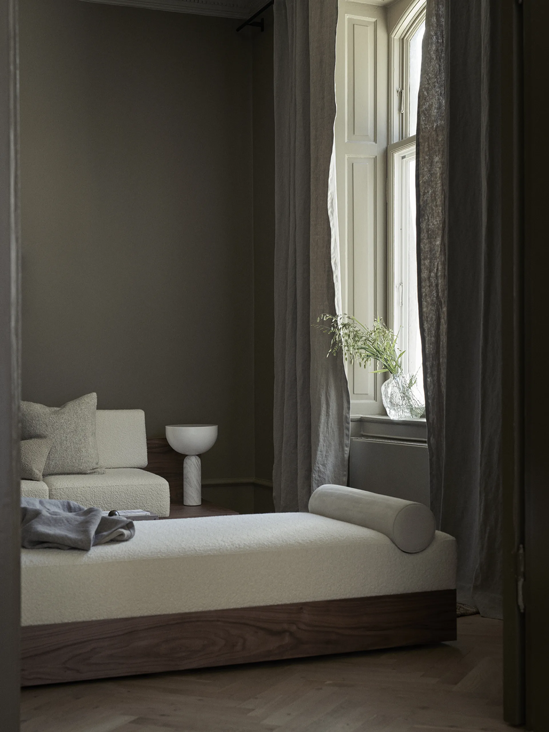 Daybed Mass 200x75x51 cm, Karakorum ivory 001-walnut New Works