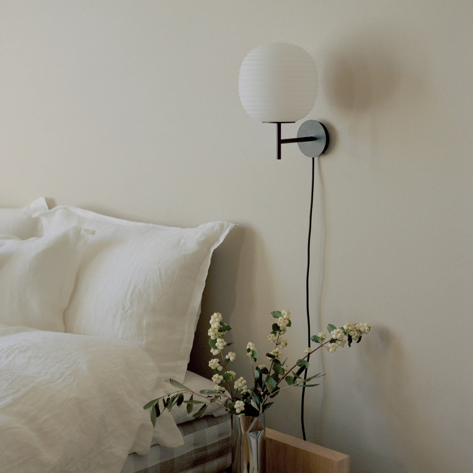 Lampada da parete Lantern piccola, Vetro opalino bianco satinato New Works