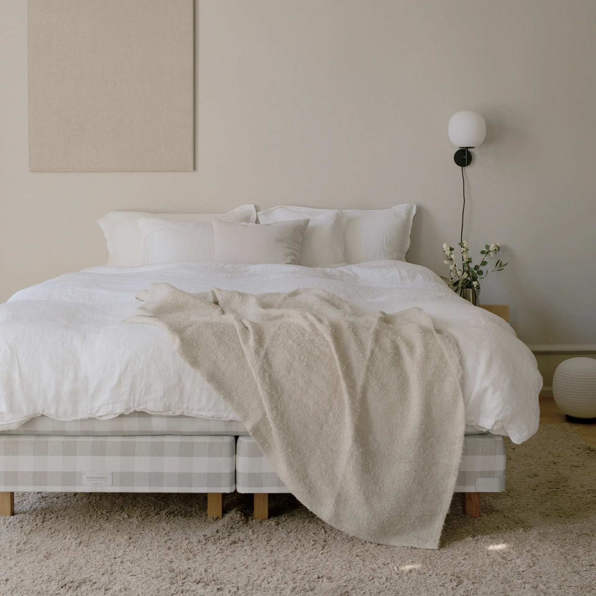 Lampada da parete Lantern piccola, Vetro opalino bianco satinato New Works