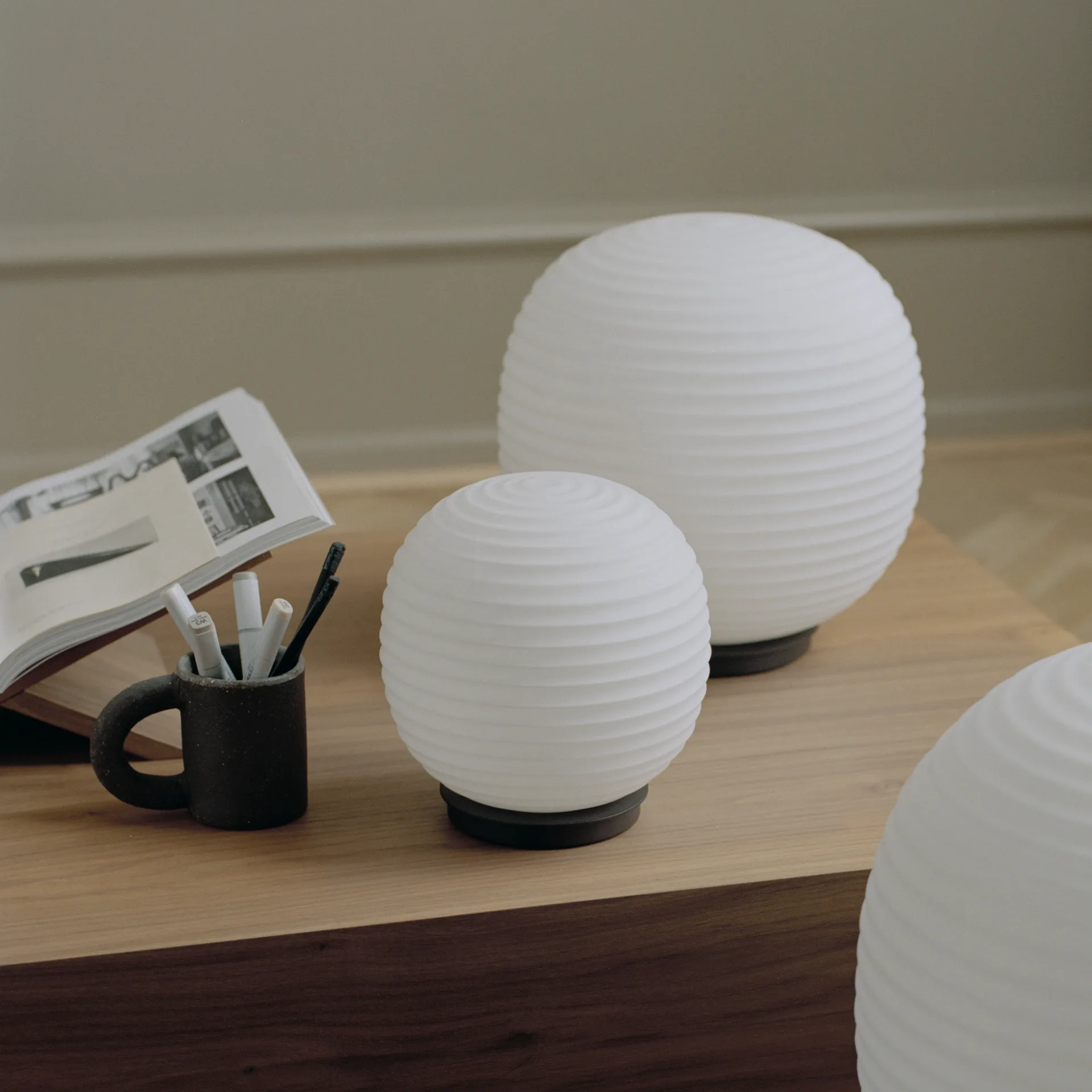 Lampada da tavolo Lantern Globe media, Vetro opalino bianco satinato New Works