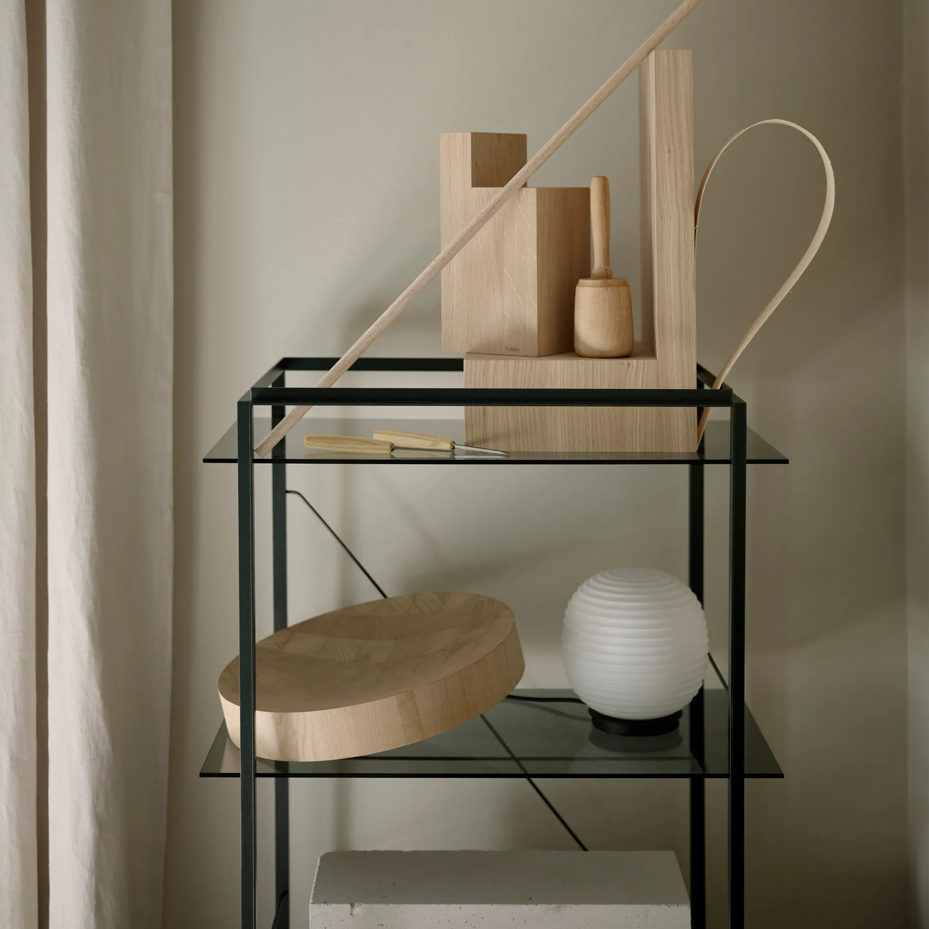 Lampada da tavolo Lantern Globe piccola, Vetro opalino bianco satinato New Works