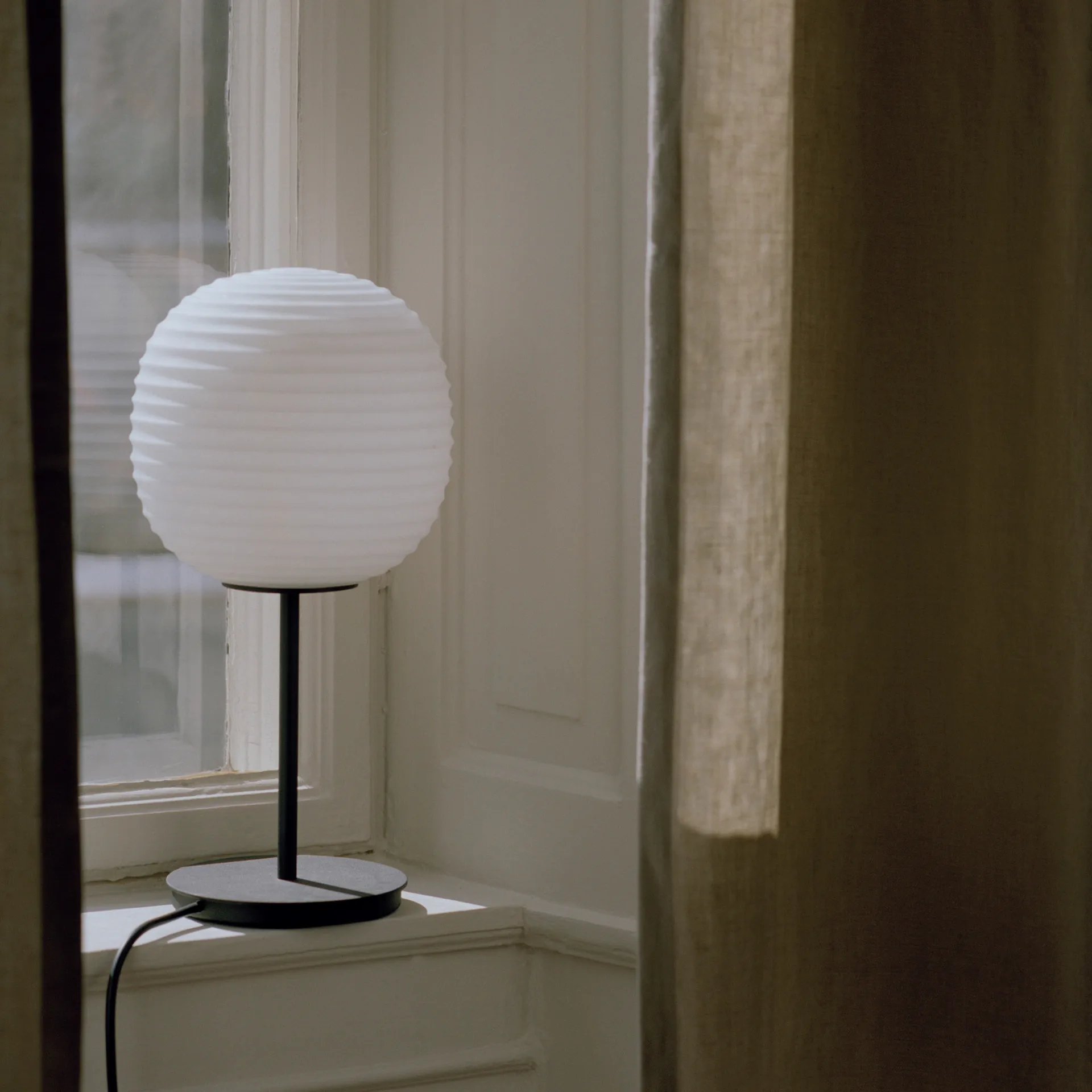 Lampada da tavolo Lantern piccola, Vetro opalino bianco satinato New Works