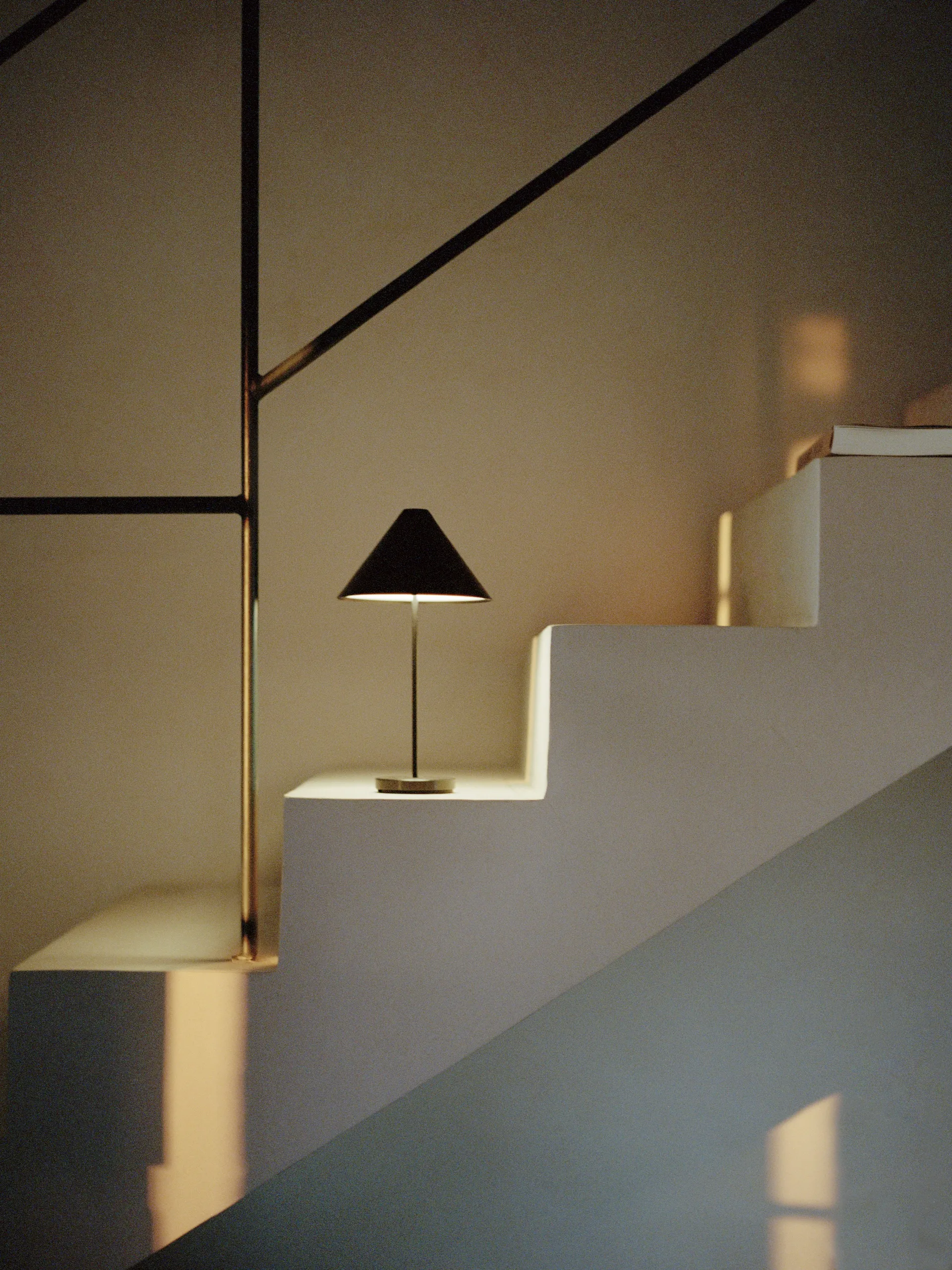 Lampada da tavolo portatile Brolly, Acciaio nero New Works