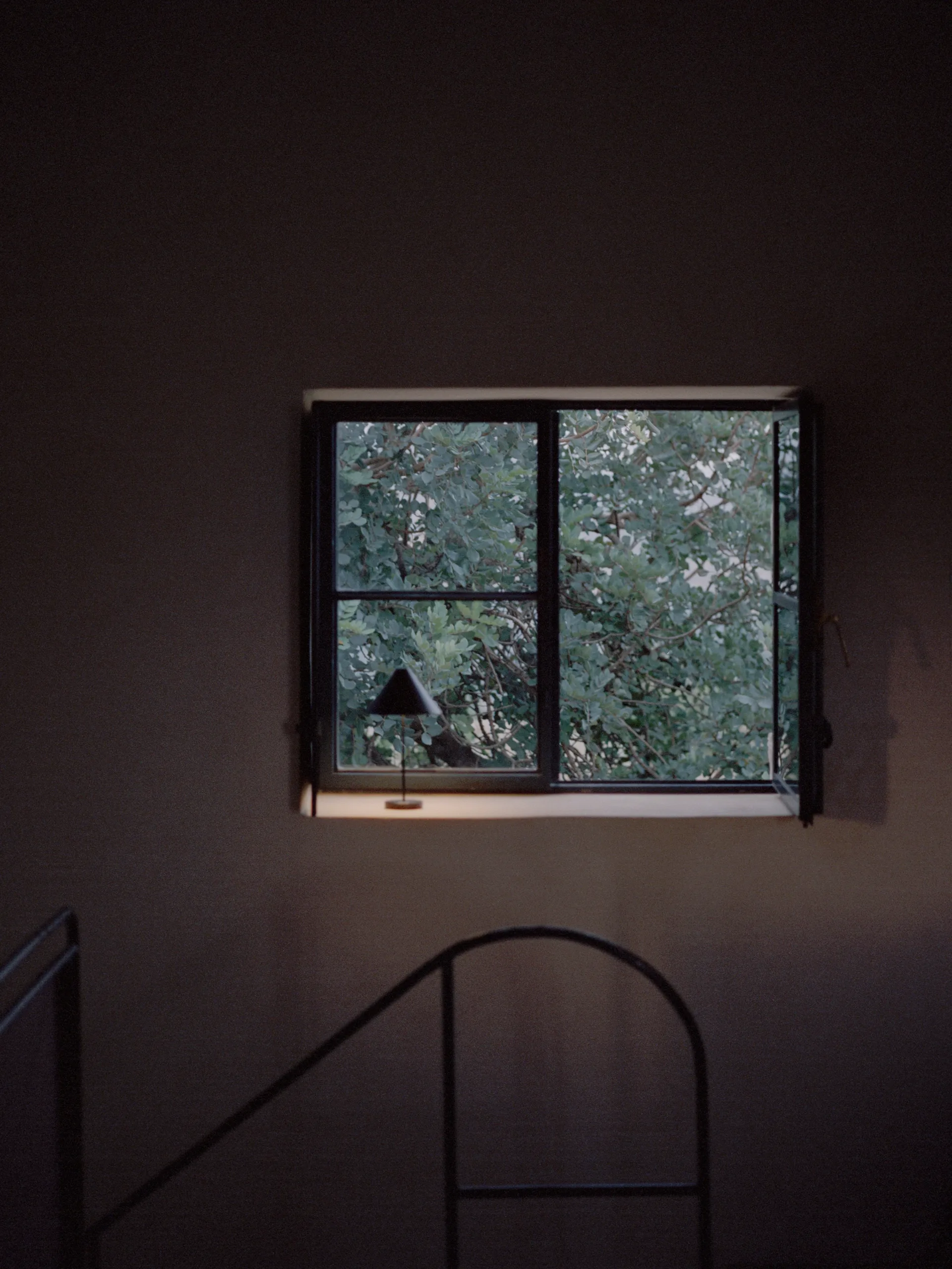 Lampada da tavolo portatile Brolly, Acciaio nero New Works