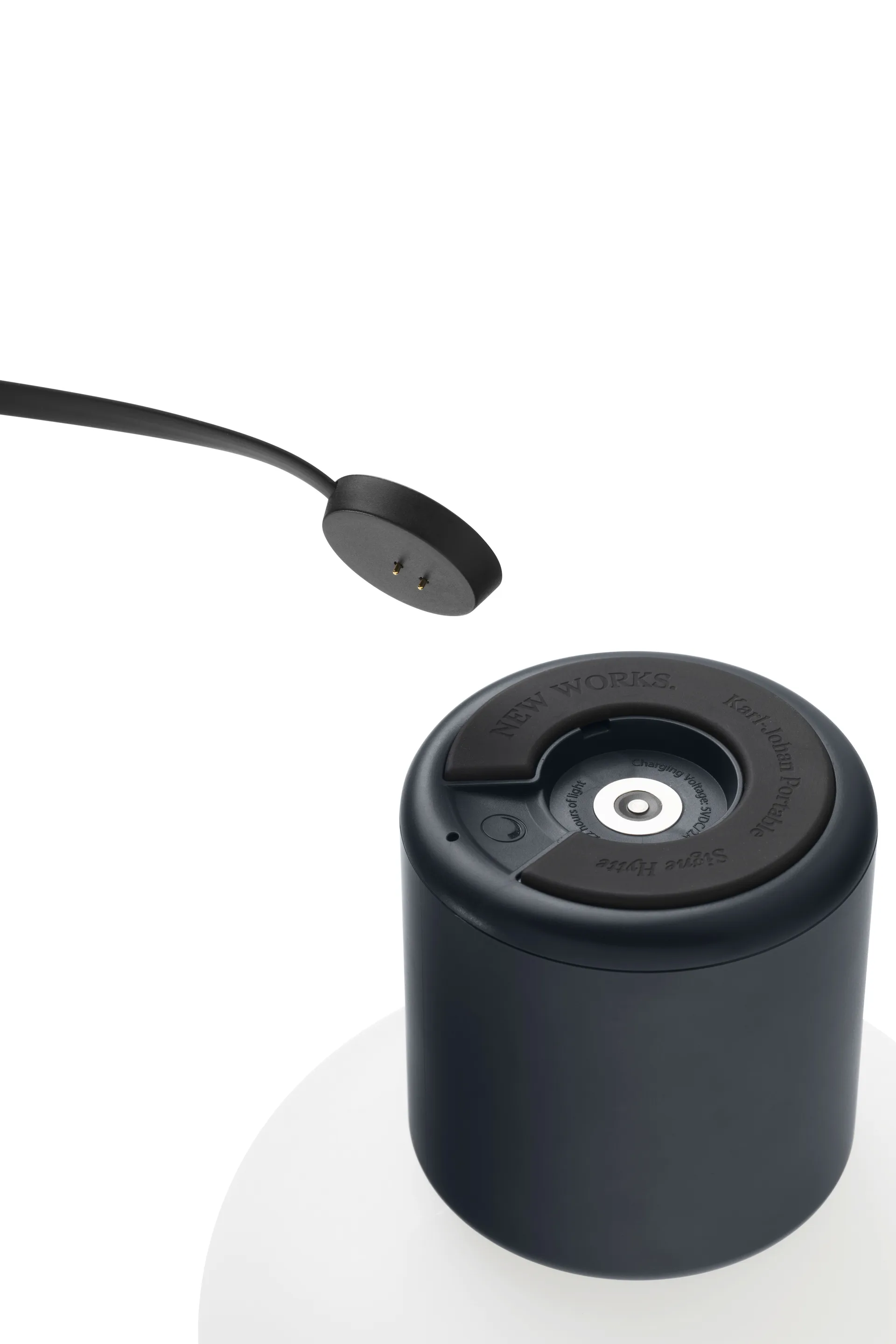 Lampada da tavolo portatile Karl-Johan, Cold black New Works