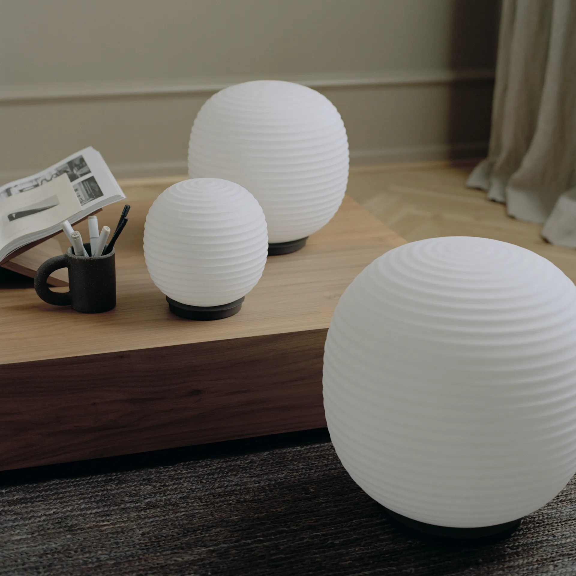 Lampada da terra Lantern Globe grande, Vetro opalino bianco satinato New Works