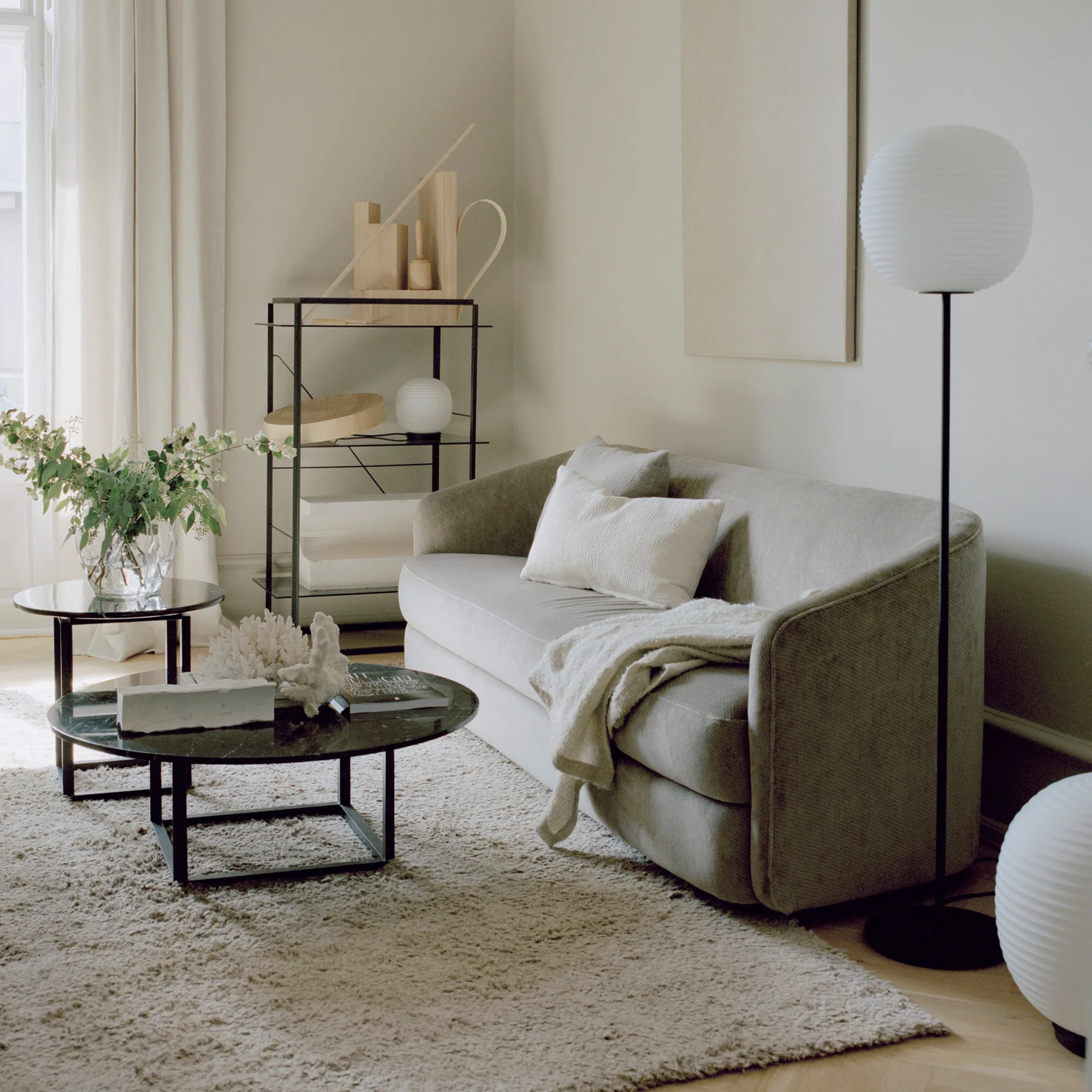 Lampada da terra Lantern media, Vetro opalino bianco satinato New Works