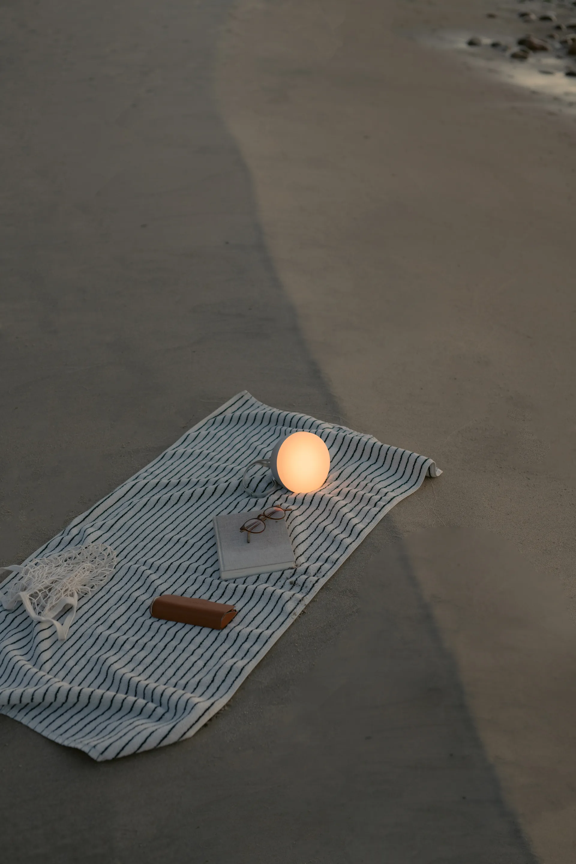 Lampada portatile Sphere, Warm grey New Works