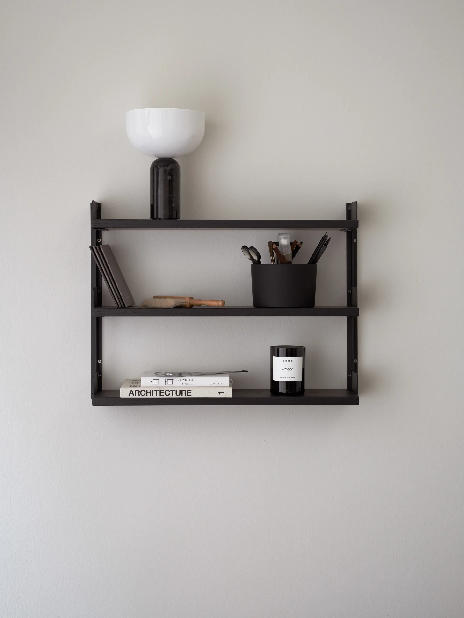 Scaffale da parete New Works Tea Shelf 46x62,5 cm, Frassino nero New Works