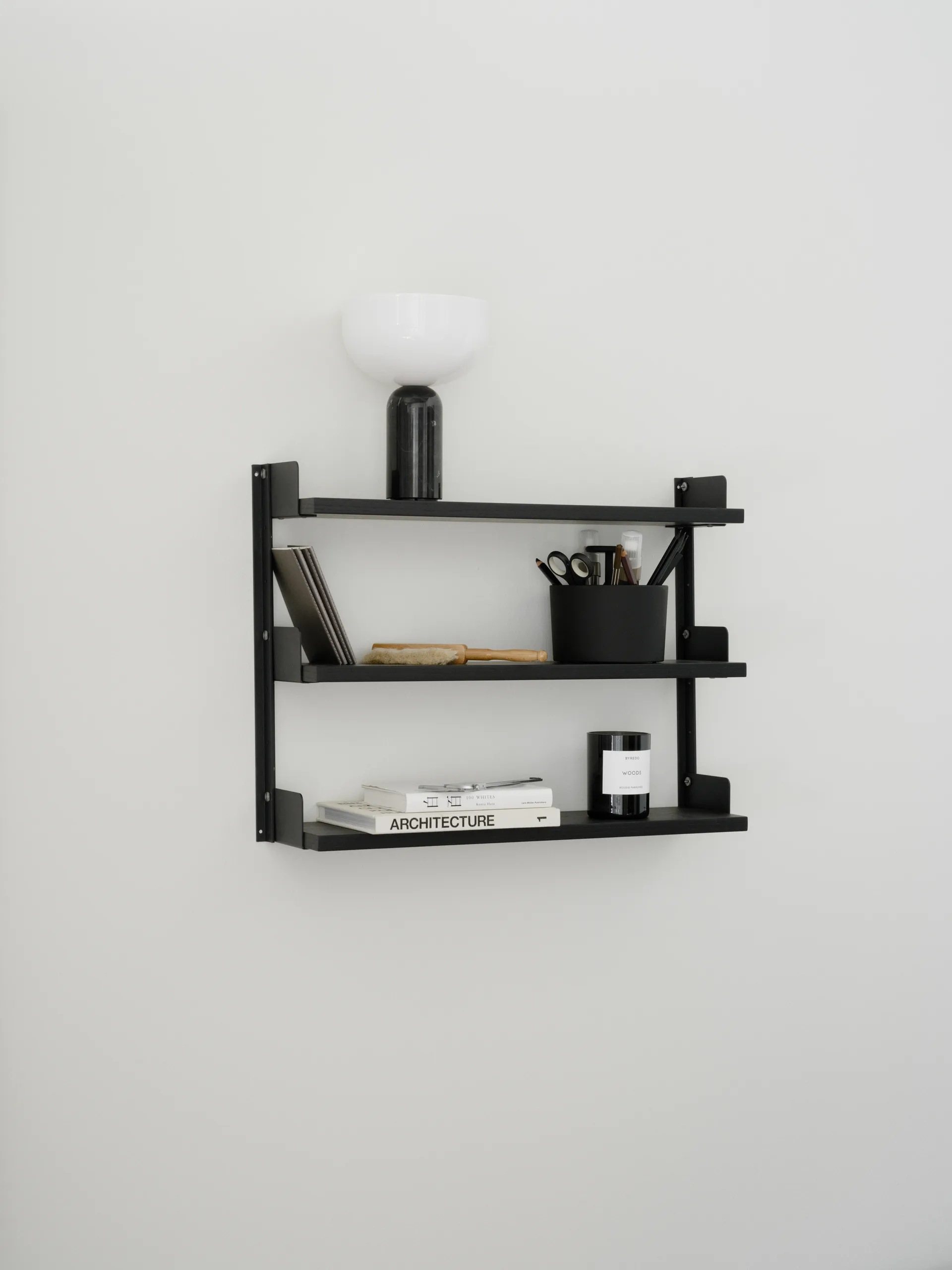 Scaffale da parete New Works Tea Shelf 46x62,5 cm, Frassino nero New Works