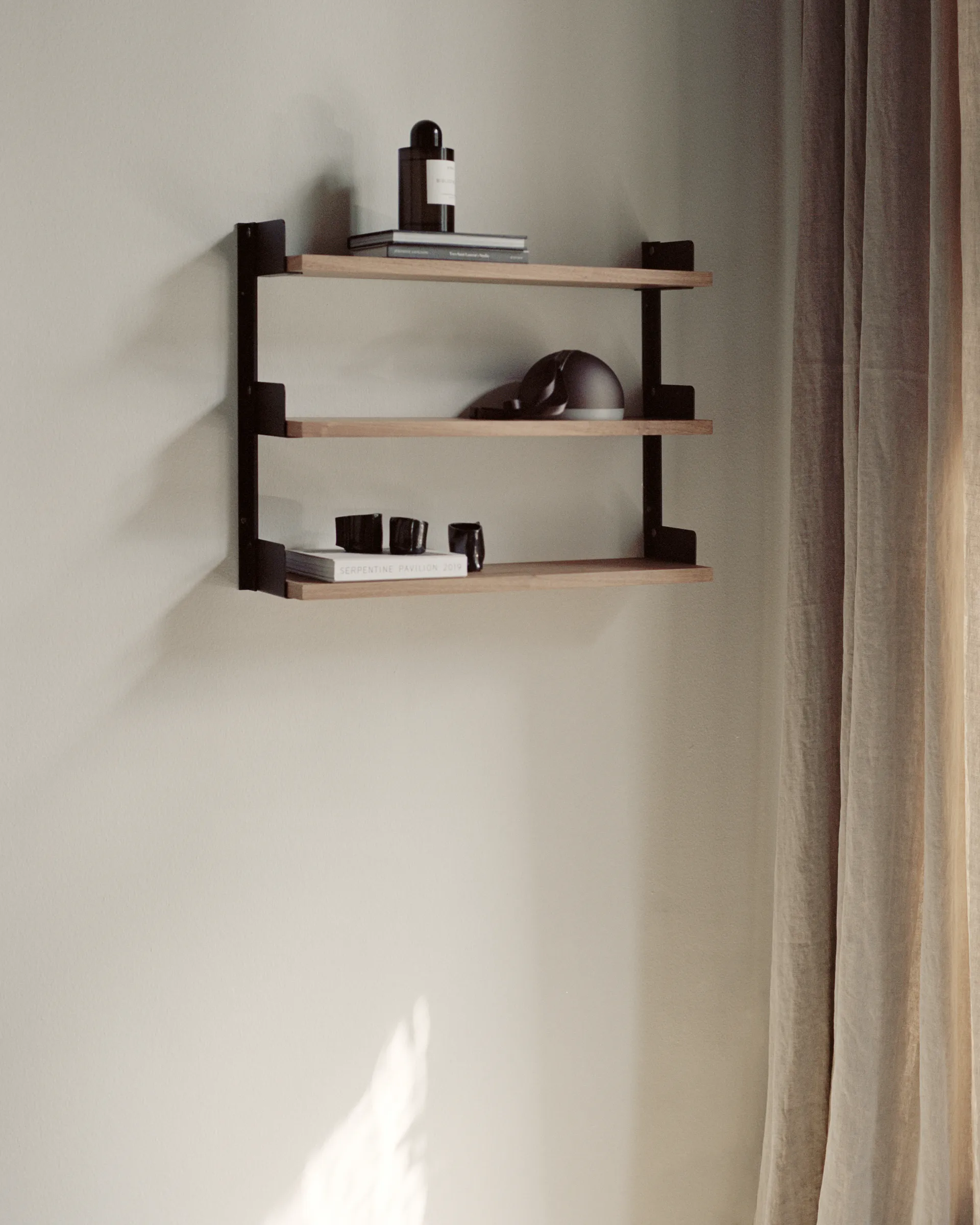 Scaffale da parete New Works Tea Shelf 46x62,5 cm, Noce New Works