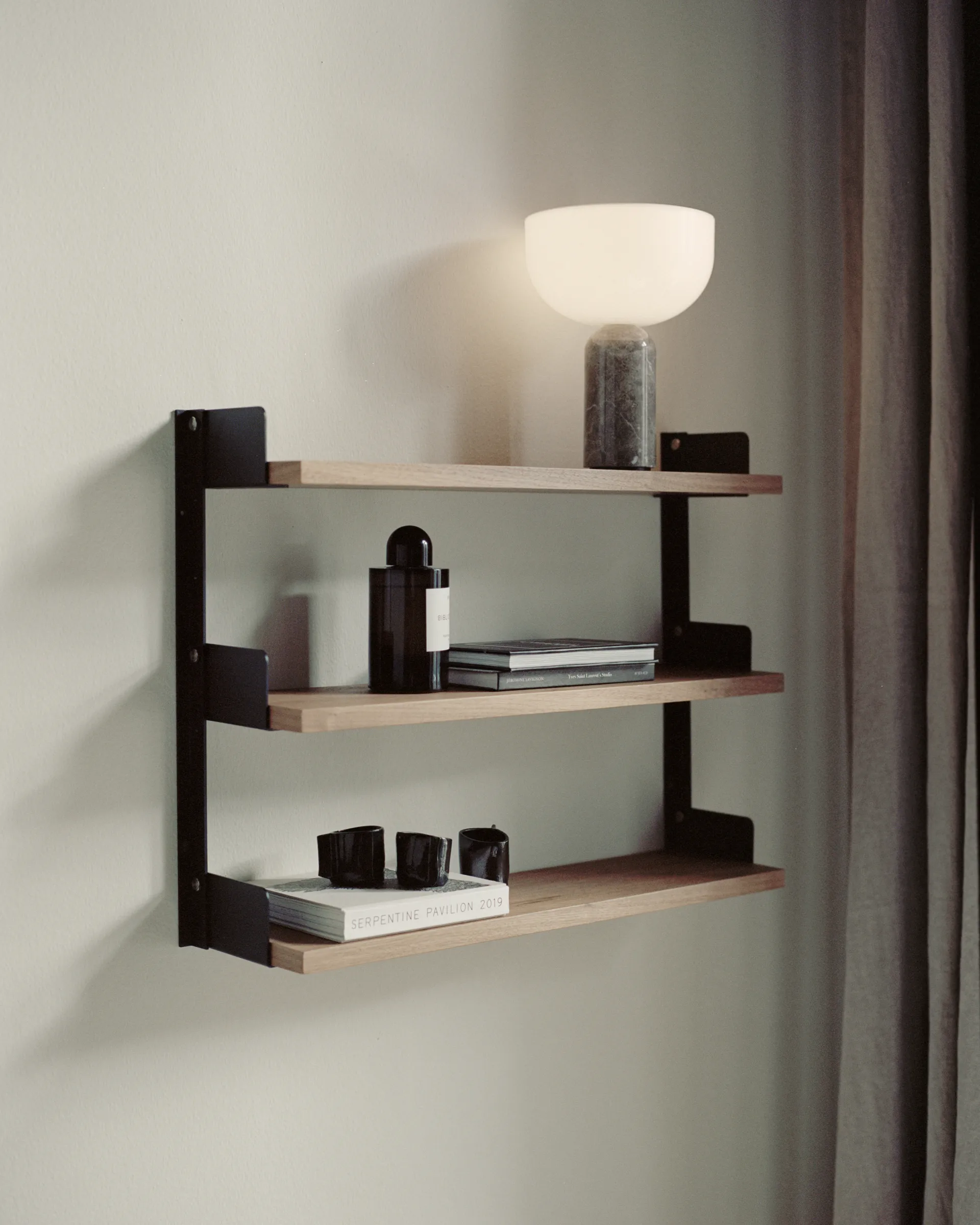 Scaffale da parete New Works Tea Shelf 46x62,5 cm, Noce New Works