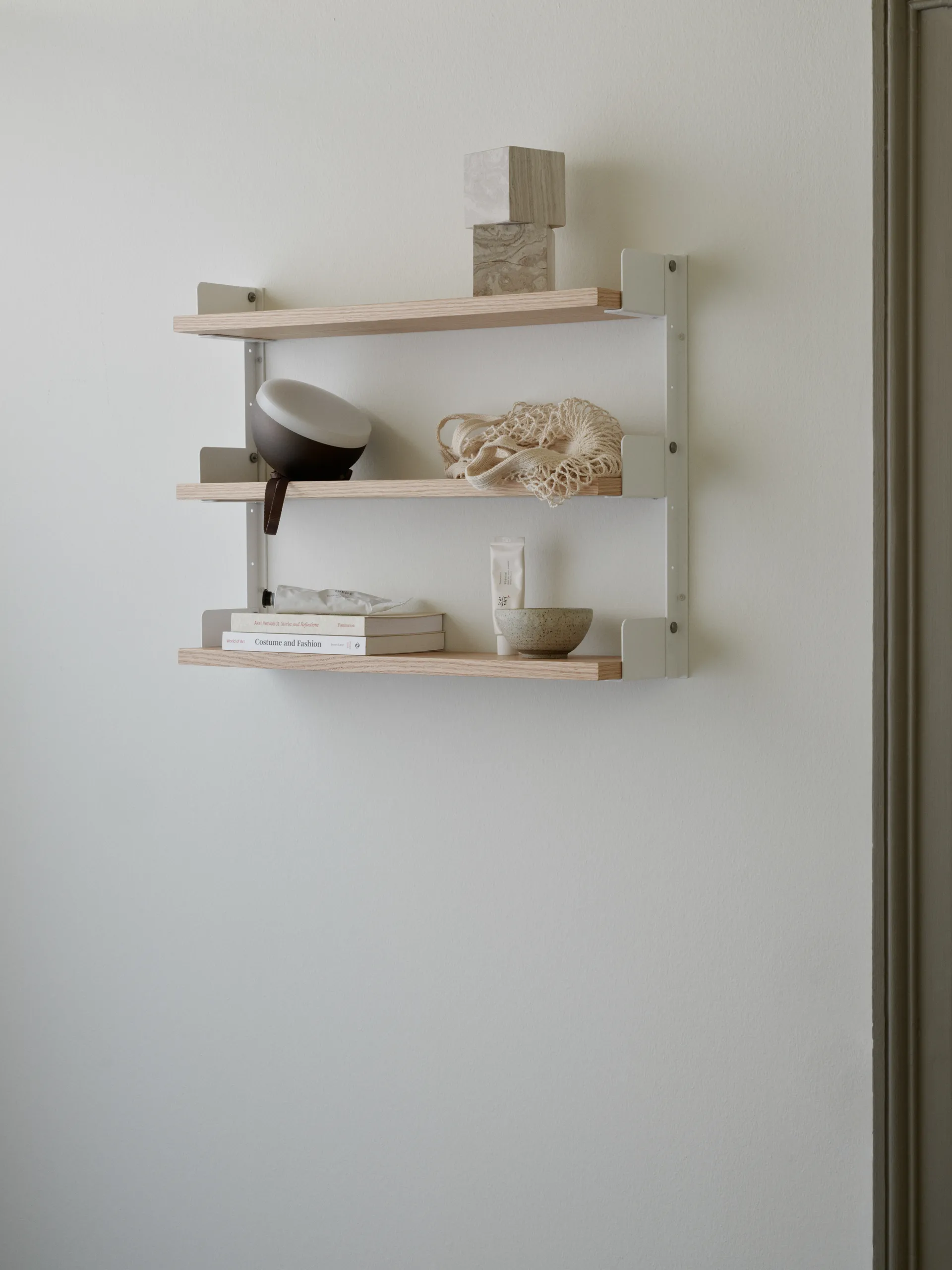 Scaffale da parete New Works Tea Shelf 46x62,5 cm, Rovere New Works