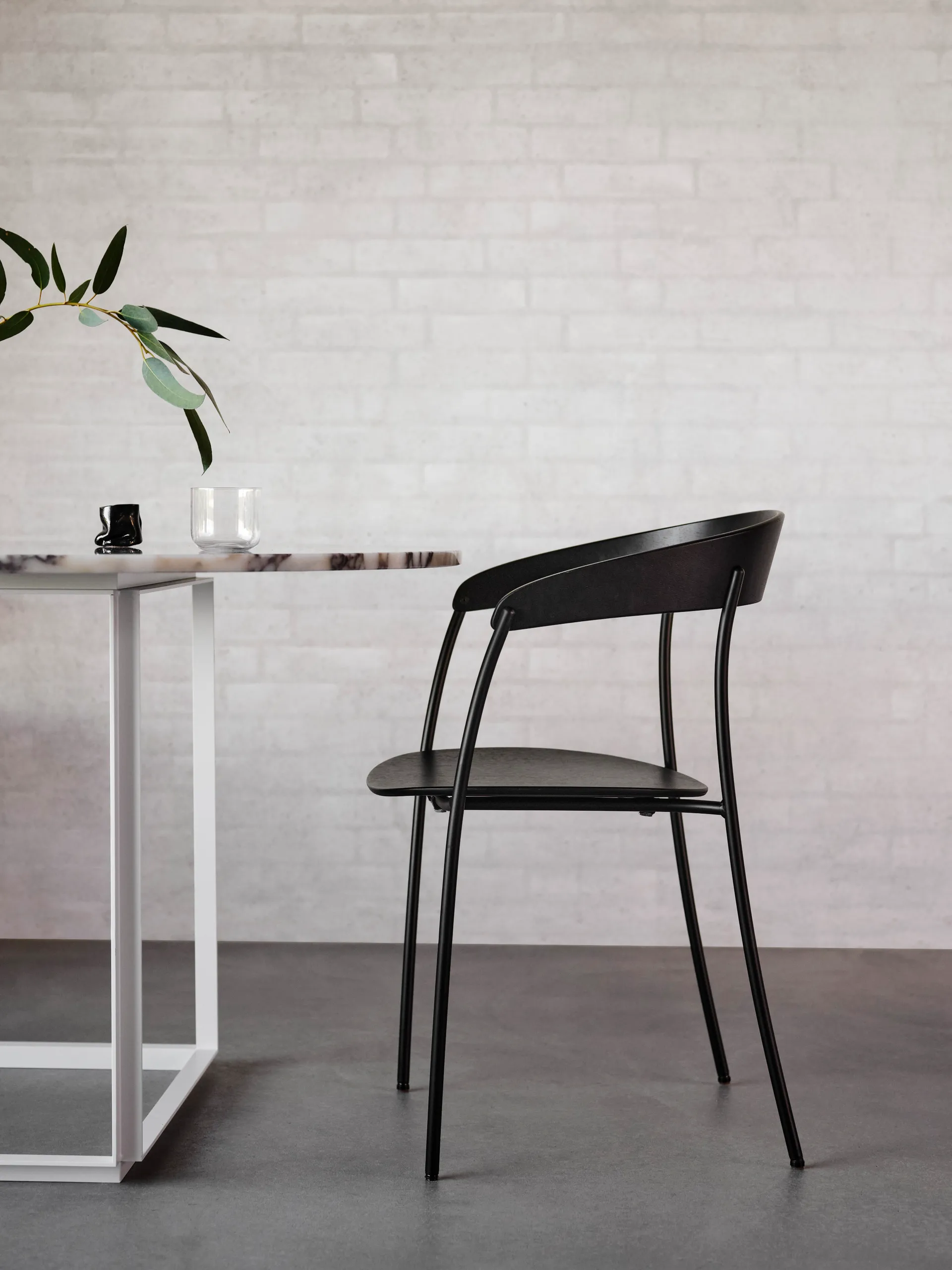 Sedia con braccioli Missing, Frassino nero New Works