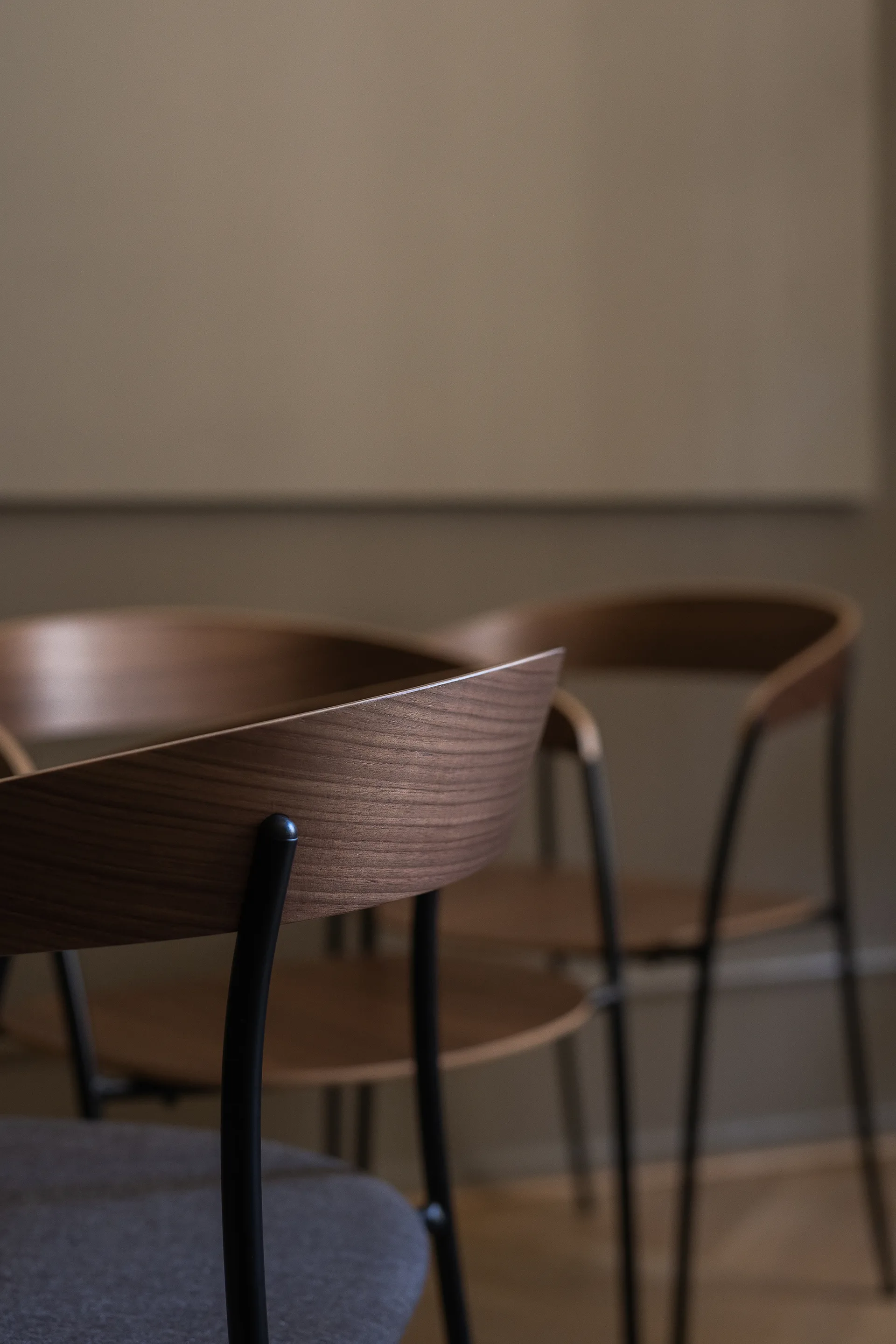 Sedia con braccioli Missing, Noce New Works