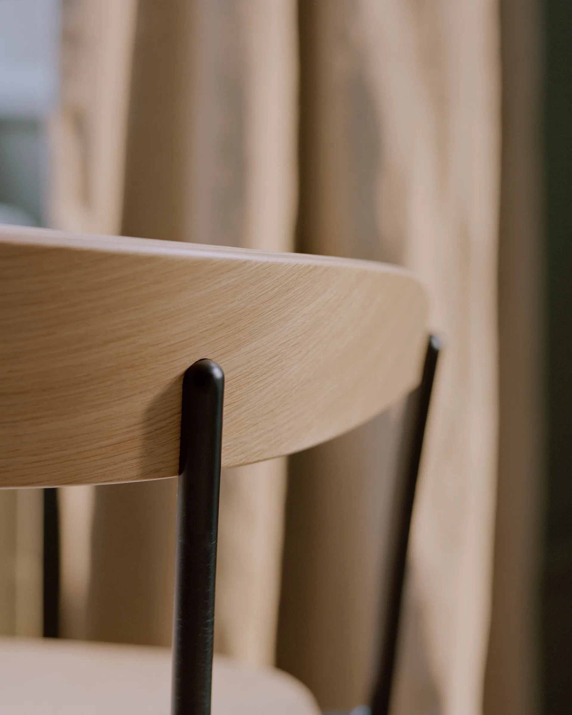 Sedia con braccioli Missing, Rovere New Works