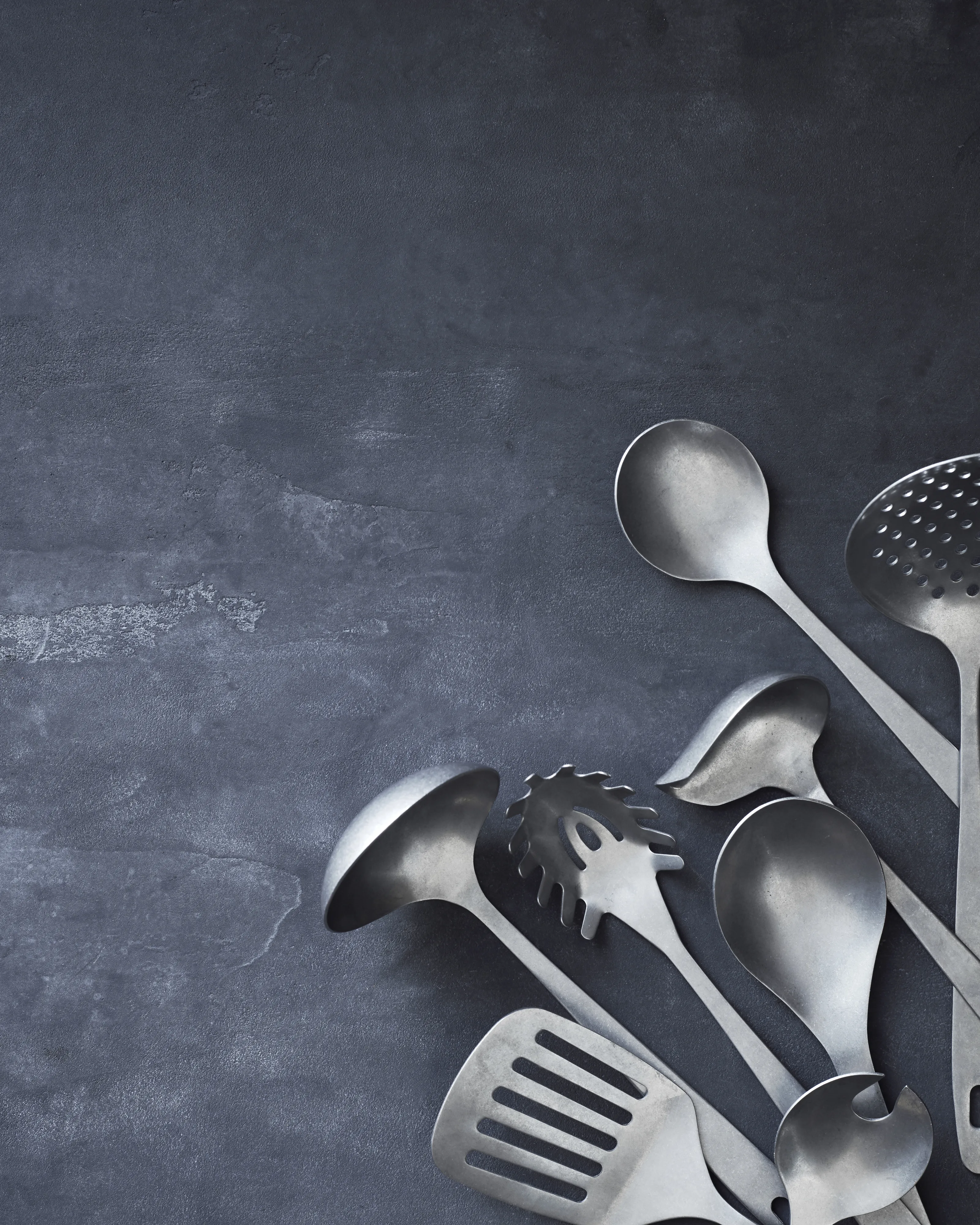 Mestolo In Acciaio Inox E Legno Di Acacia, Nambé Curvo (30,5 Cm) – Utensile Da Cucina Elegante E Funzionale Per Servire Zuppe E Stufati. Design Di Steve Cozzolino.