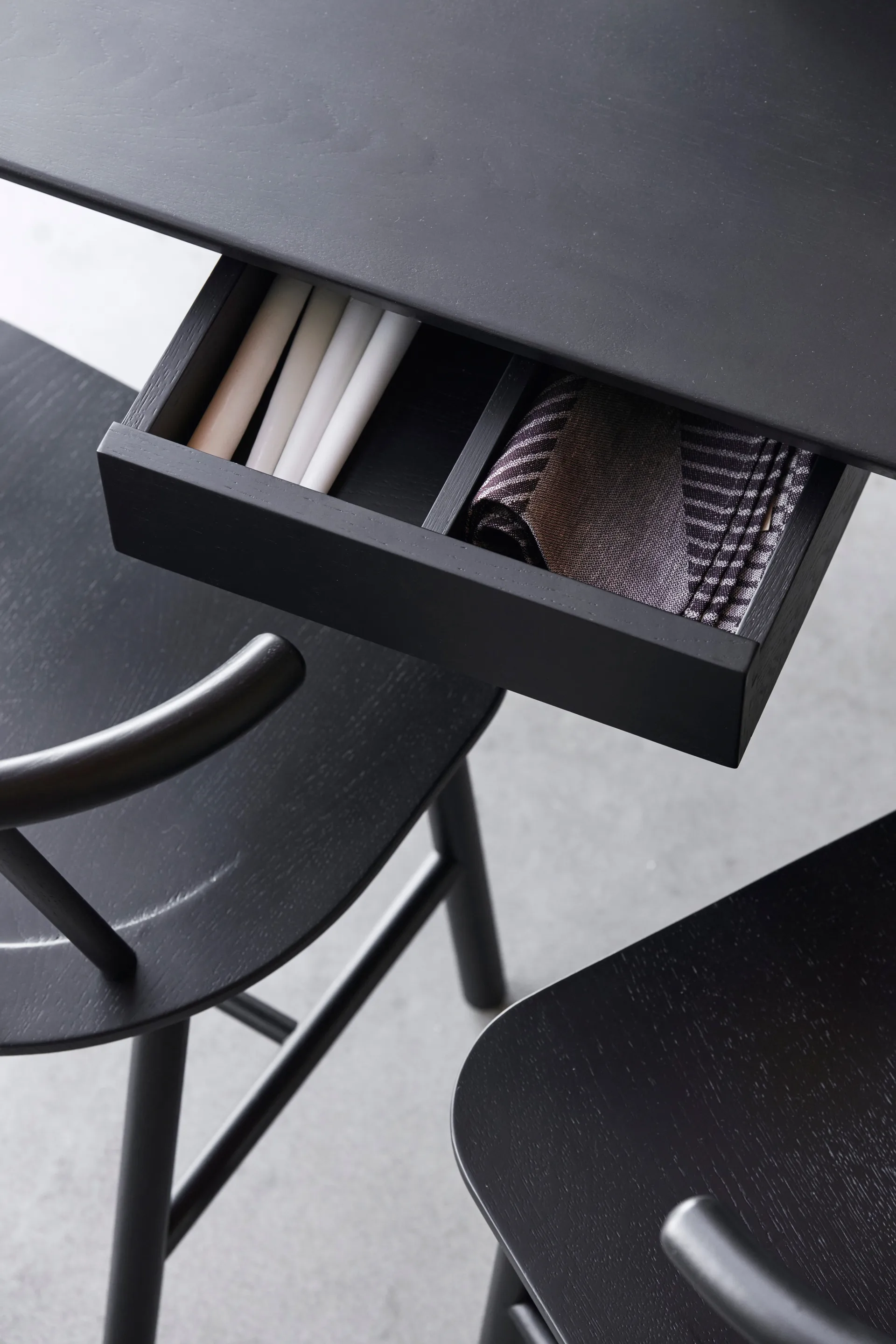 Tavolo da pranzo VIOR 90x120 cm, Rovere laccato nero NJRD