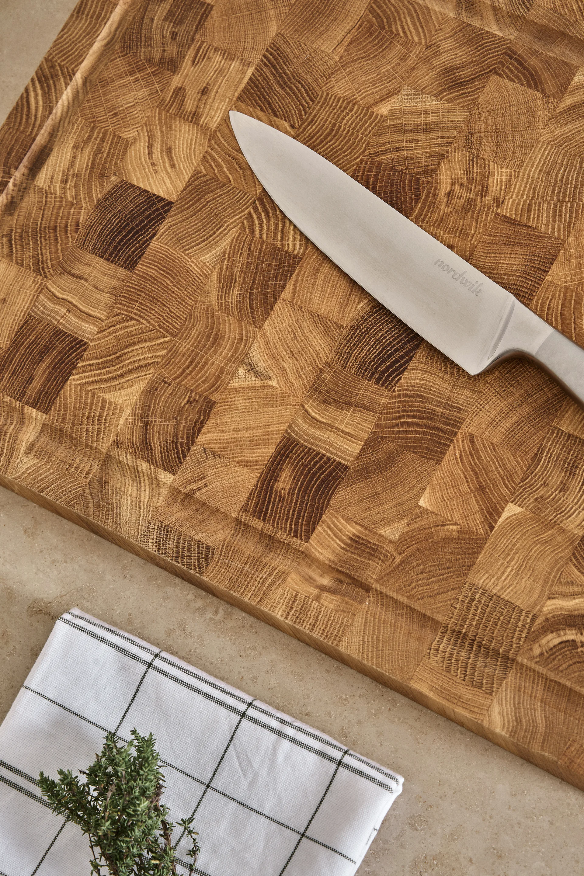 Tagliere Nordwik in legno di testa con scanalatura per liquidi 36x46 cm, Rovere Nordwik