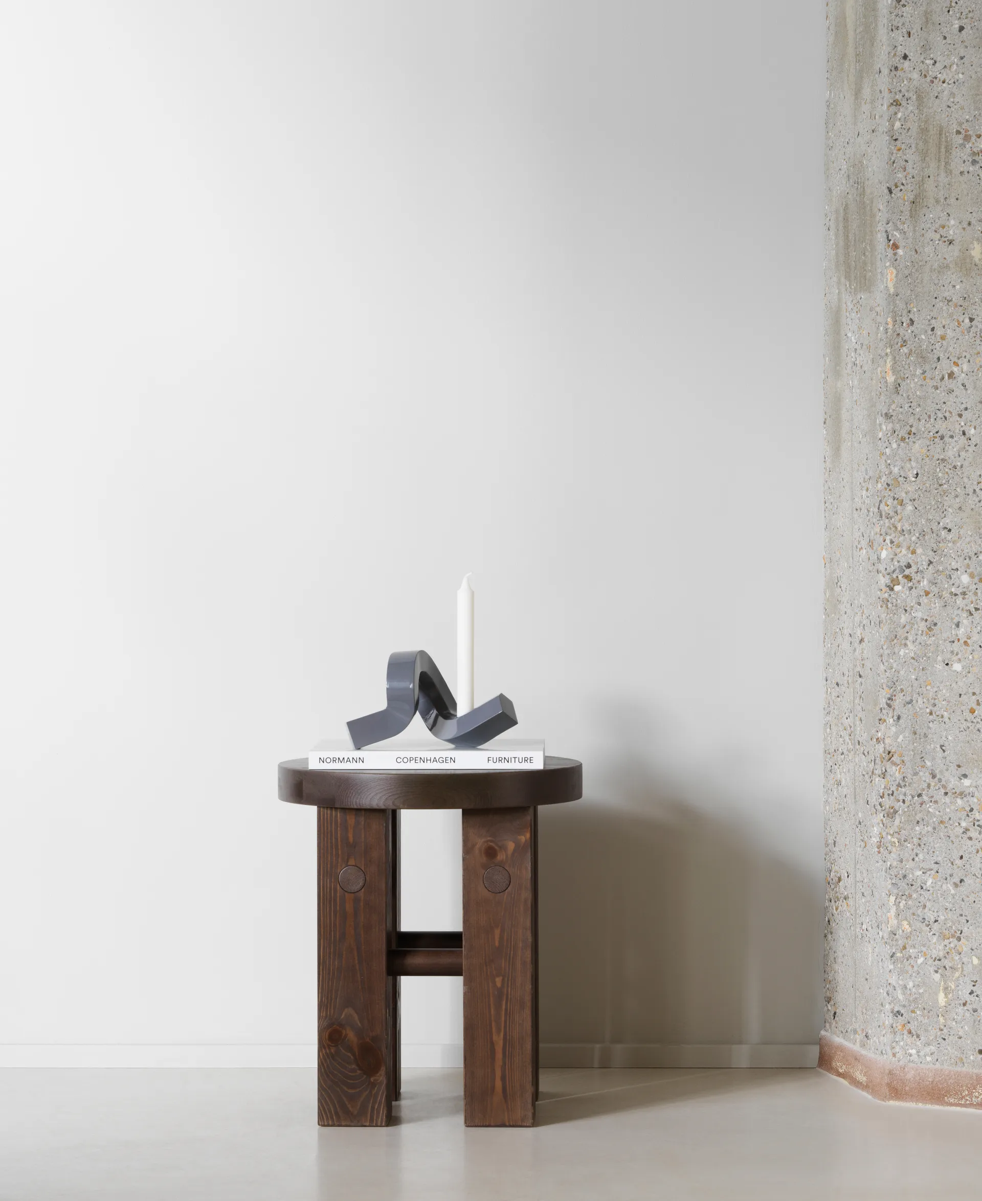 Candelabro Crooked 1, Grigio caldo Normann Copenhagen