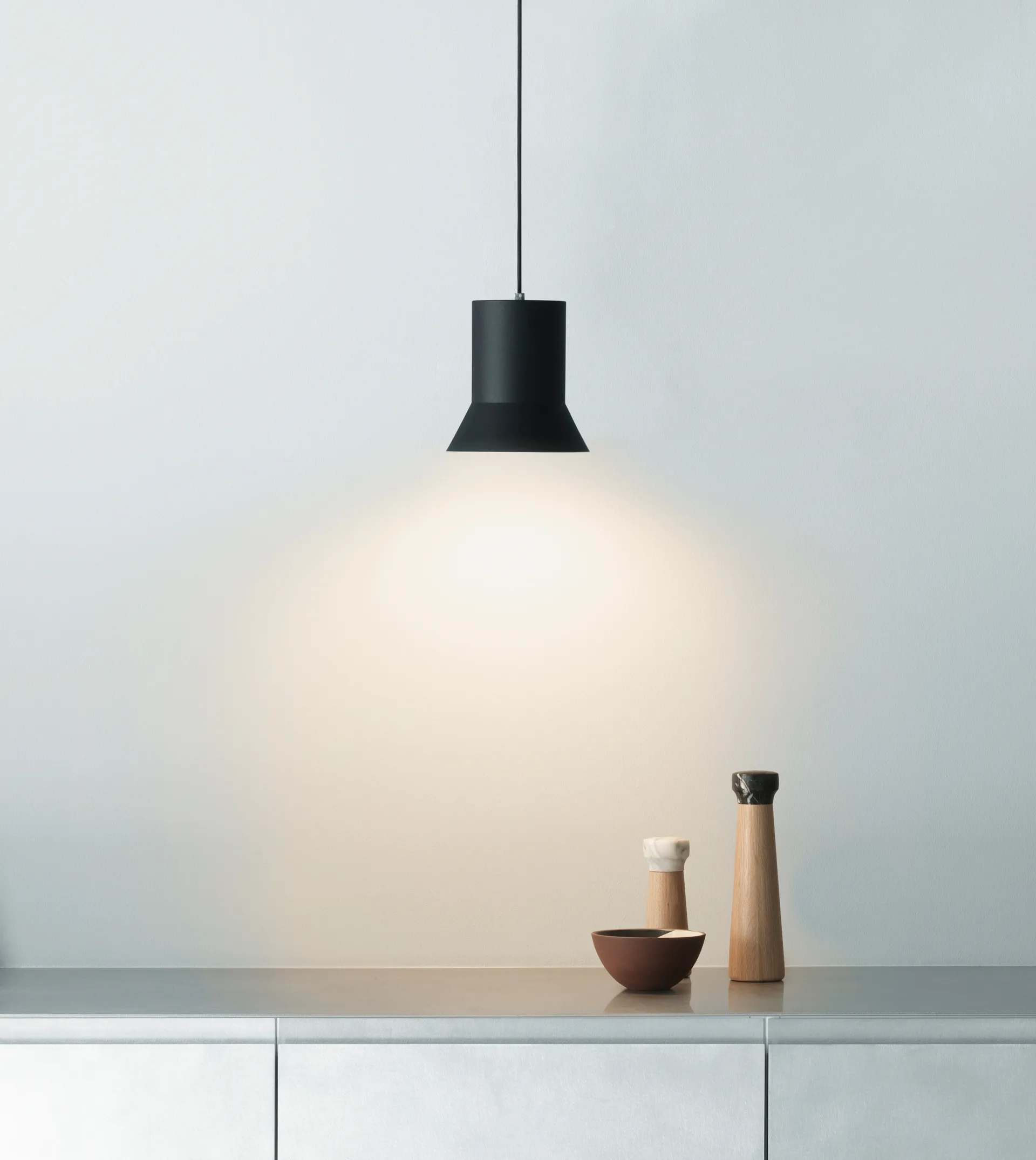 Lampada a sospensione Hat media, Black Normann Copenhagen